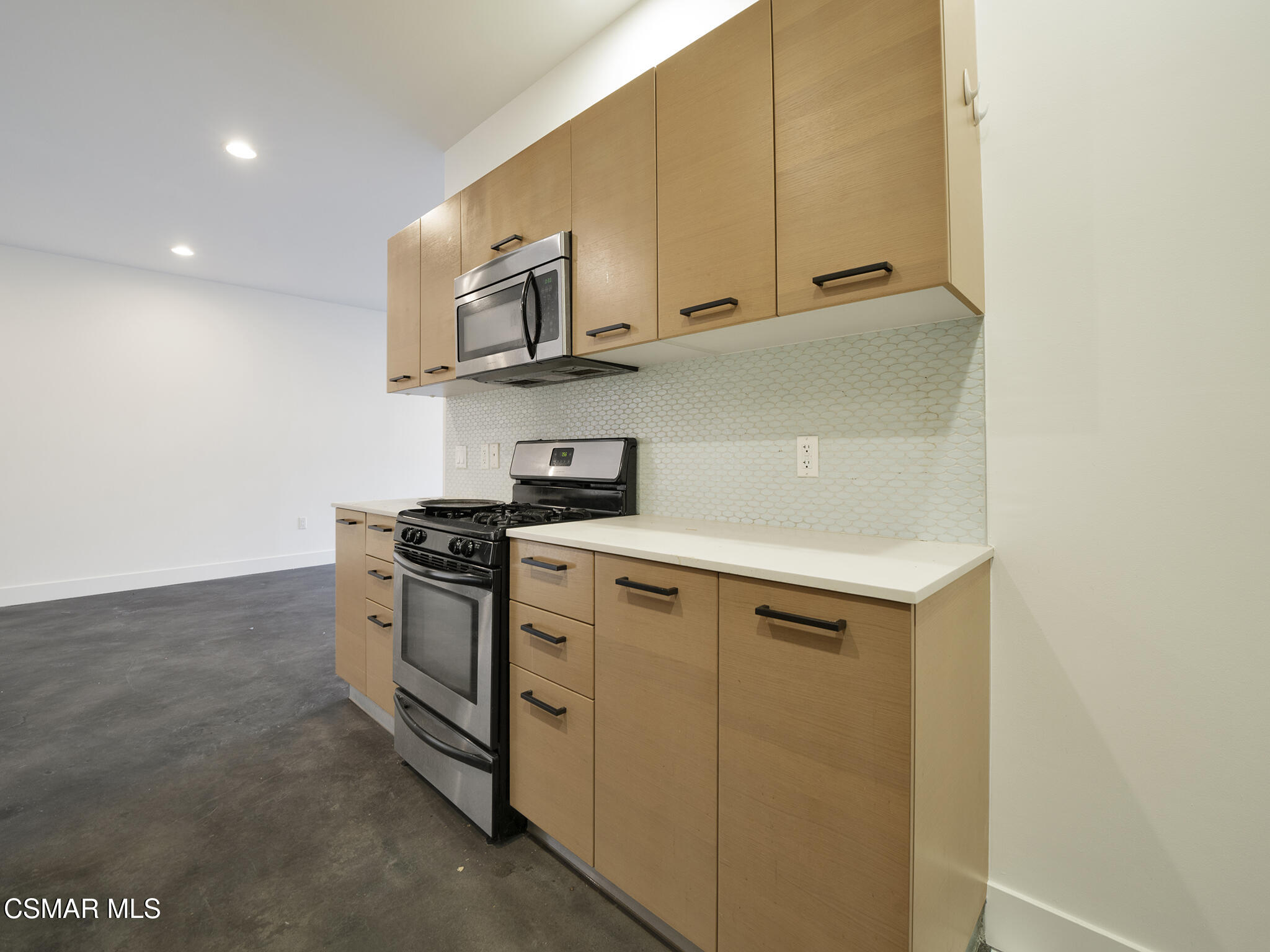 5016 Bakman Avenue, 104