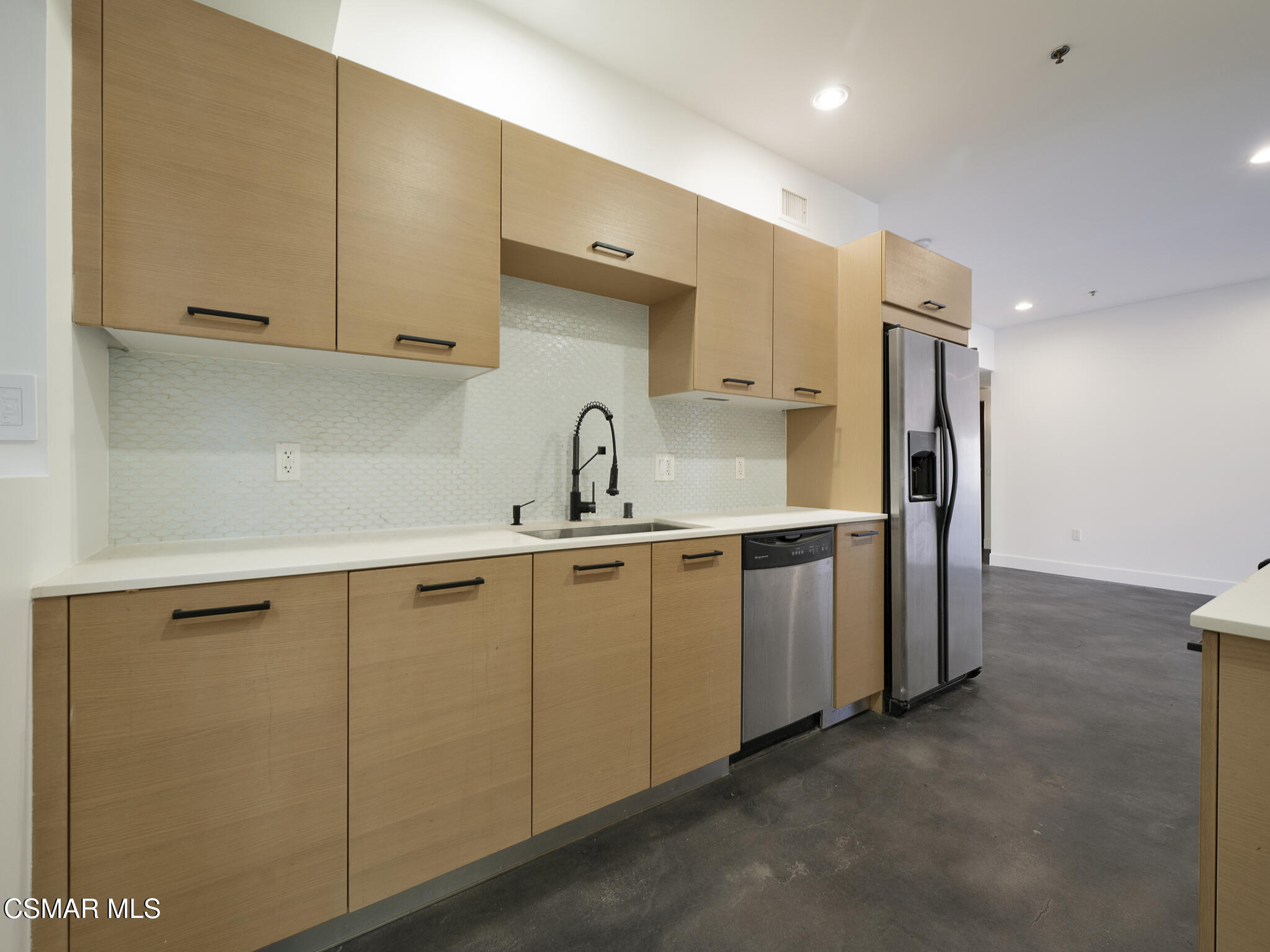 5016 Bakman Avenue, 104