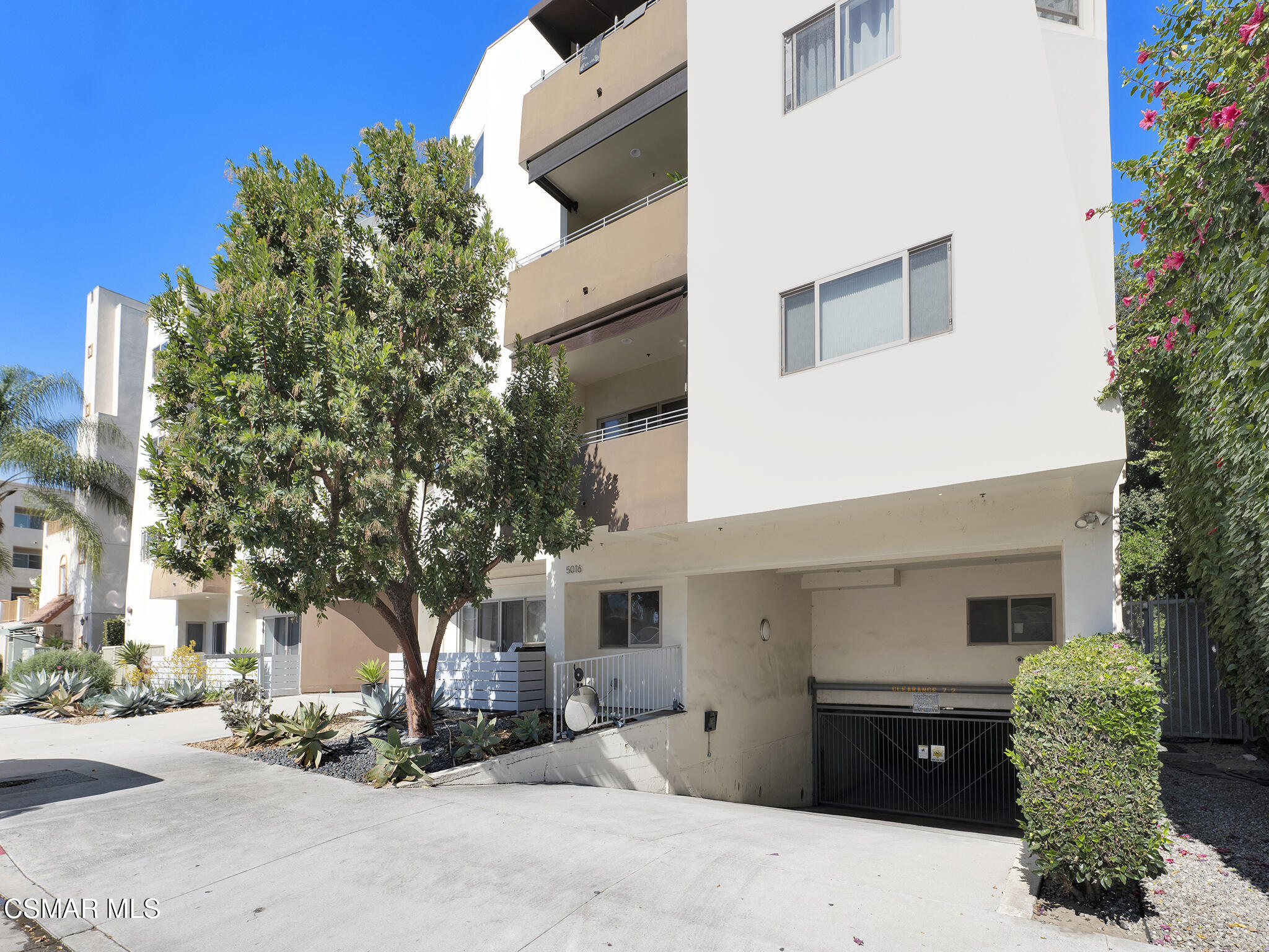 5016 Bakman Avenue, 104