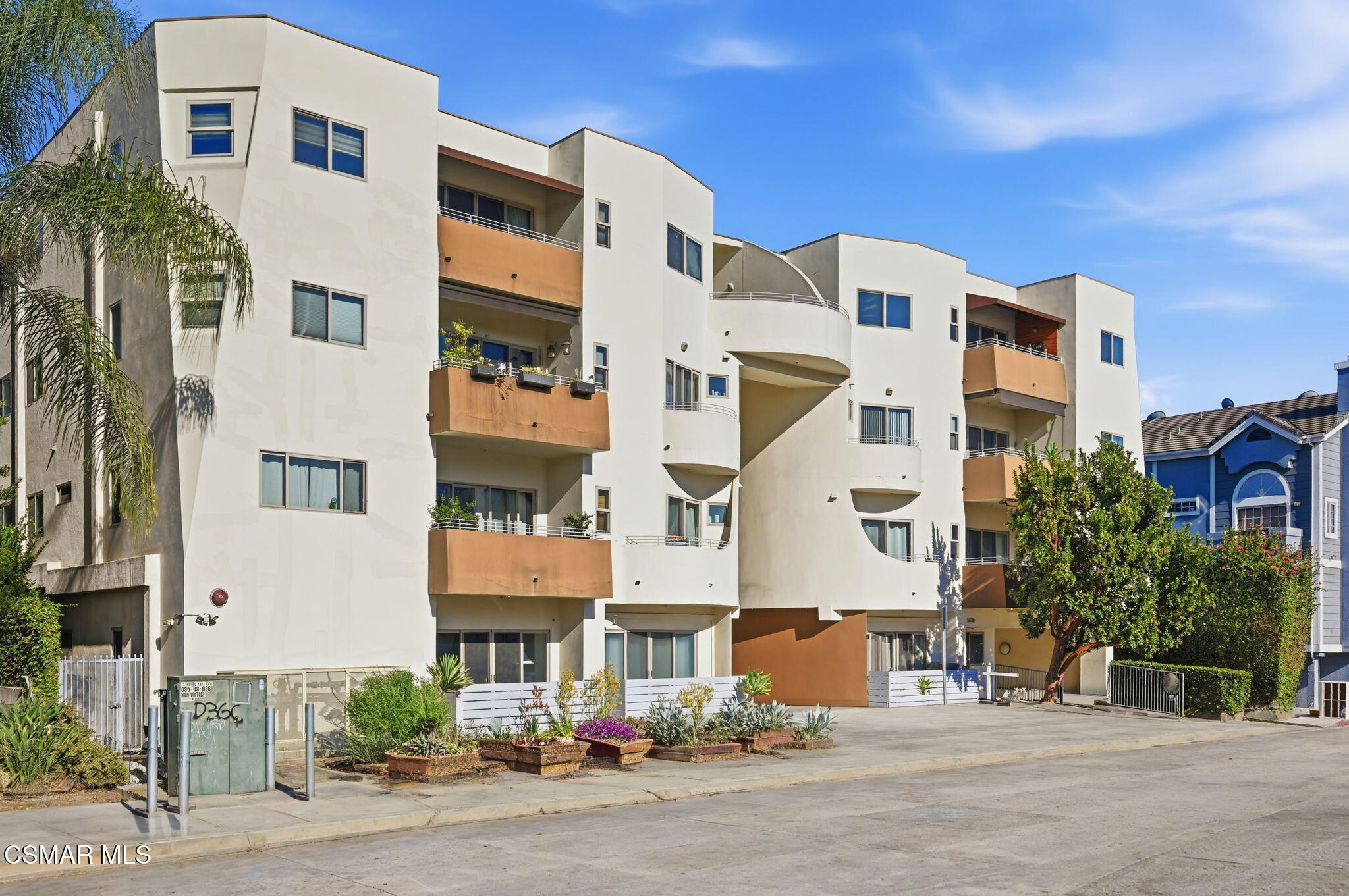5016 Bakman Avenue, 104