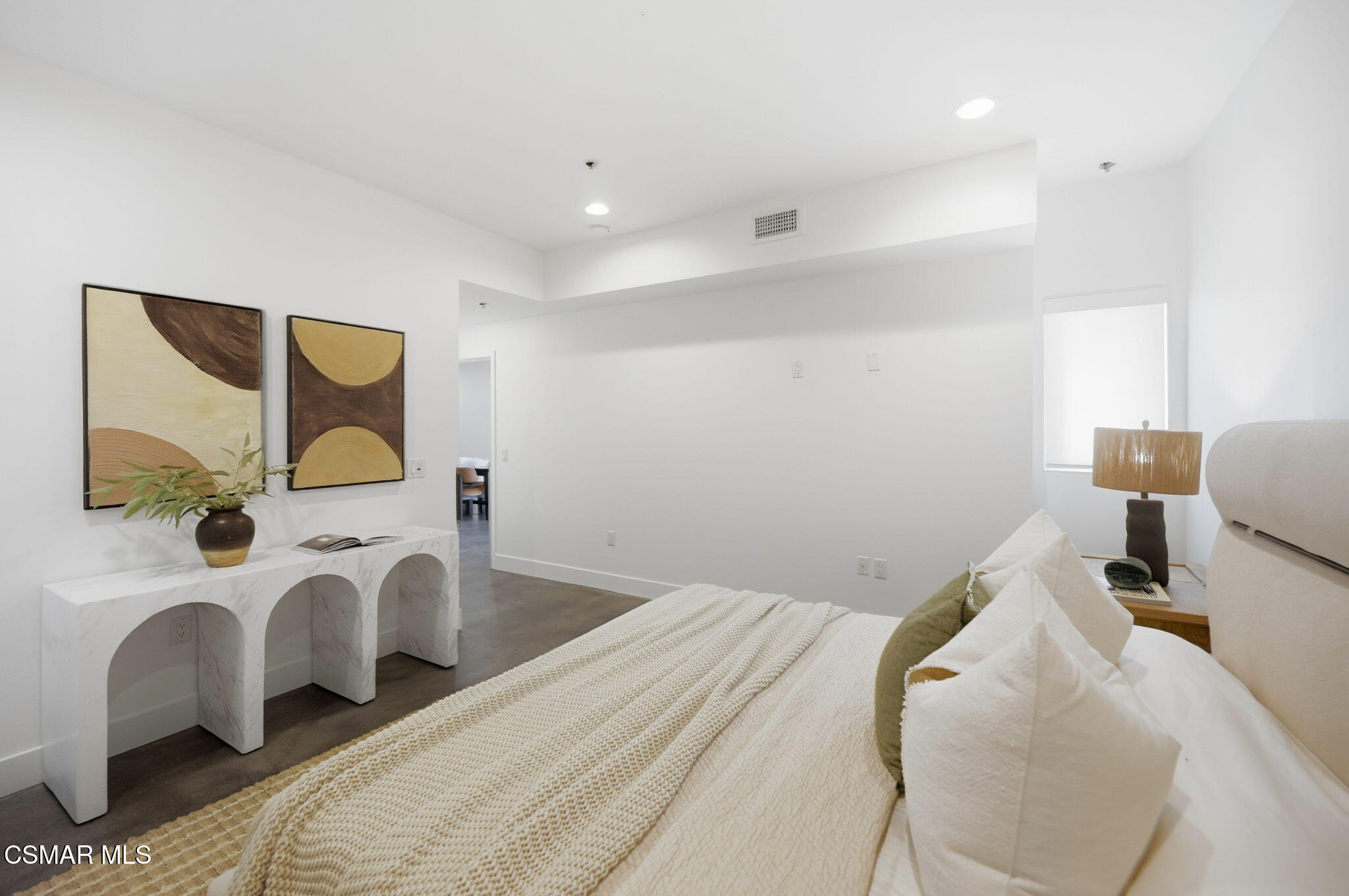 5016 Bakman Avenue, 104