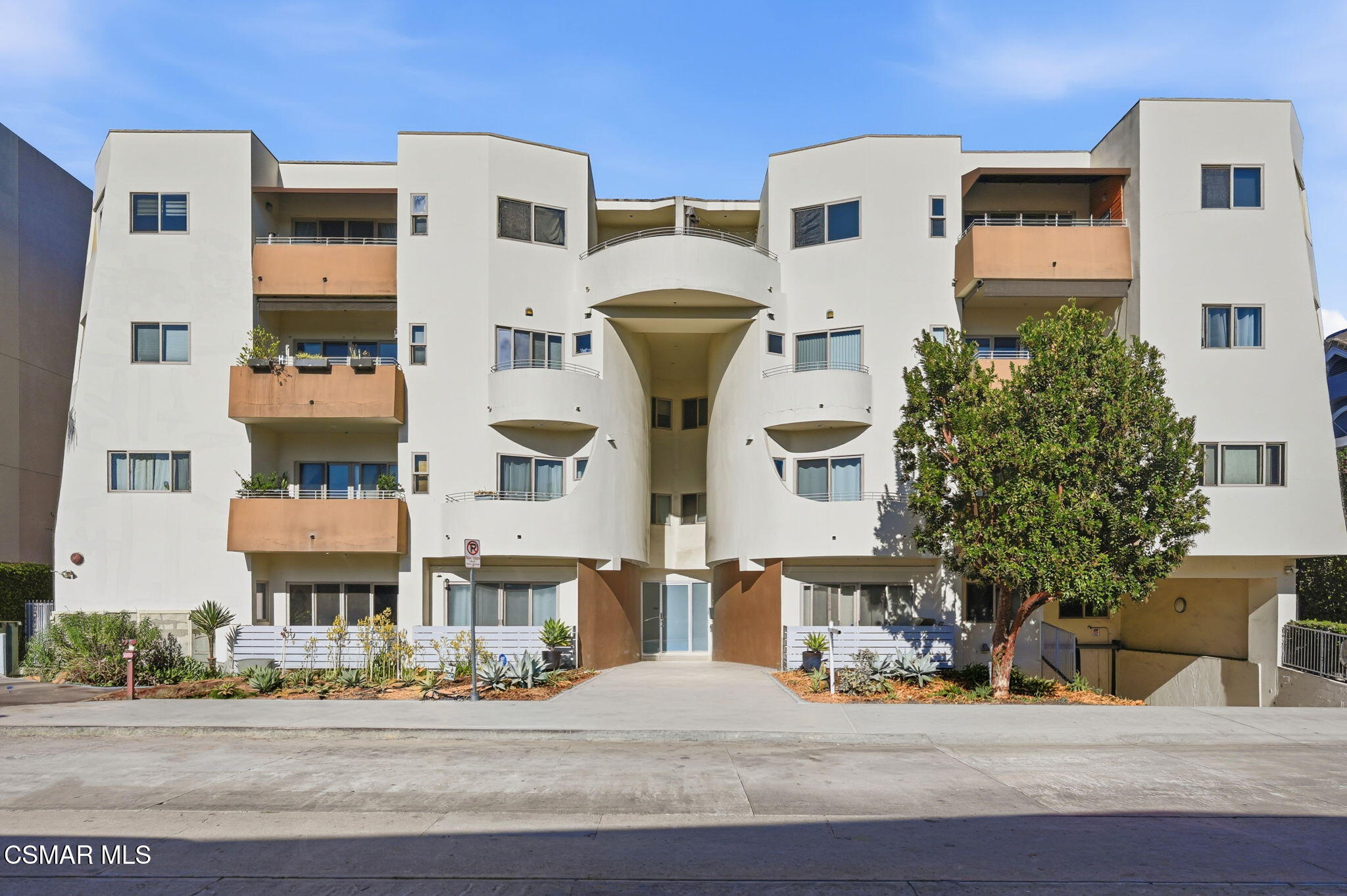 5016 Bakman Avenue, 104