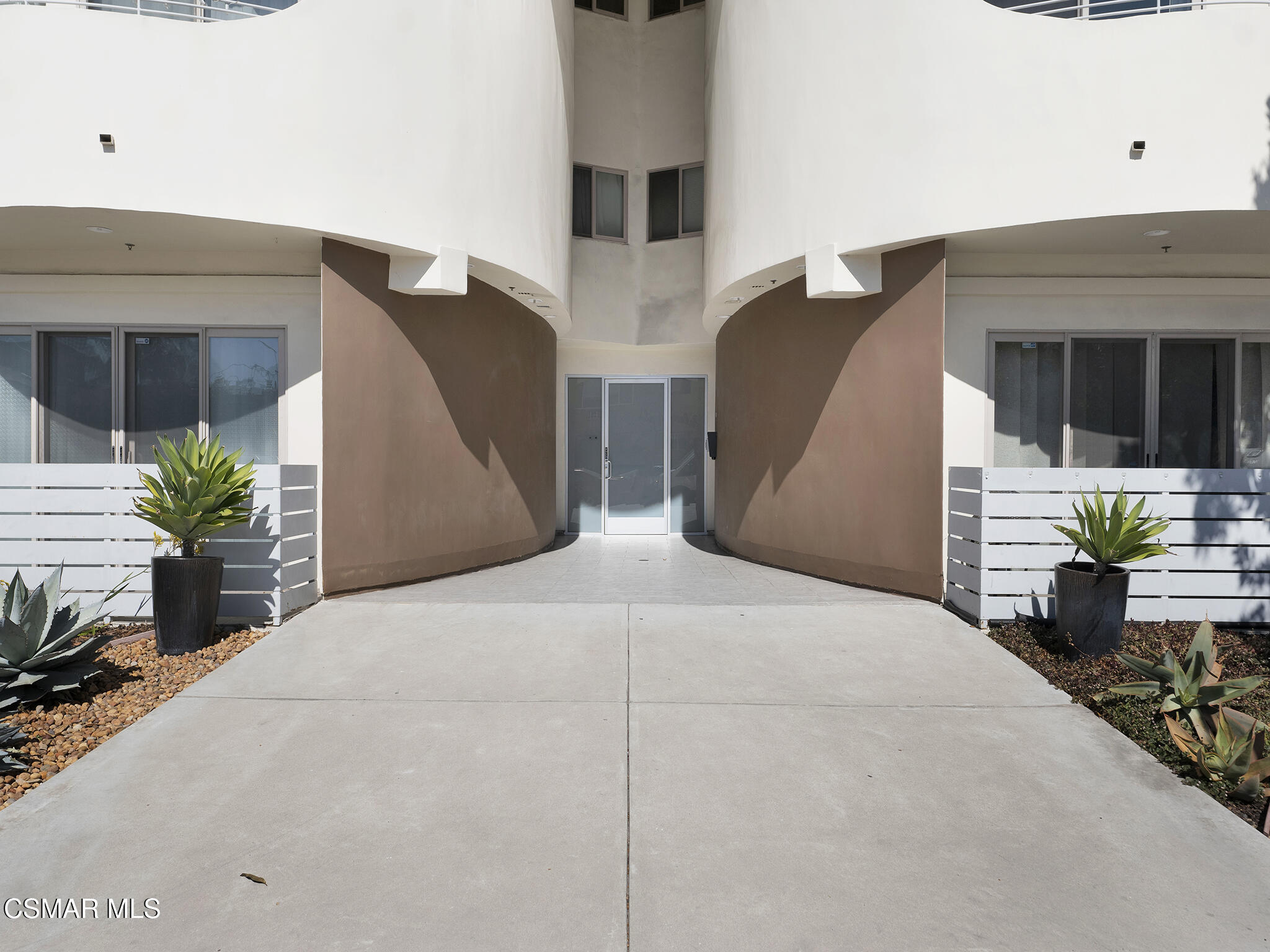 5016 Bakman Avenue, 104