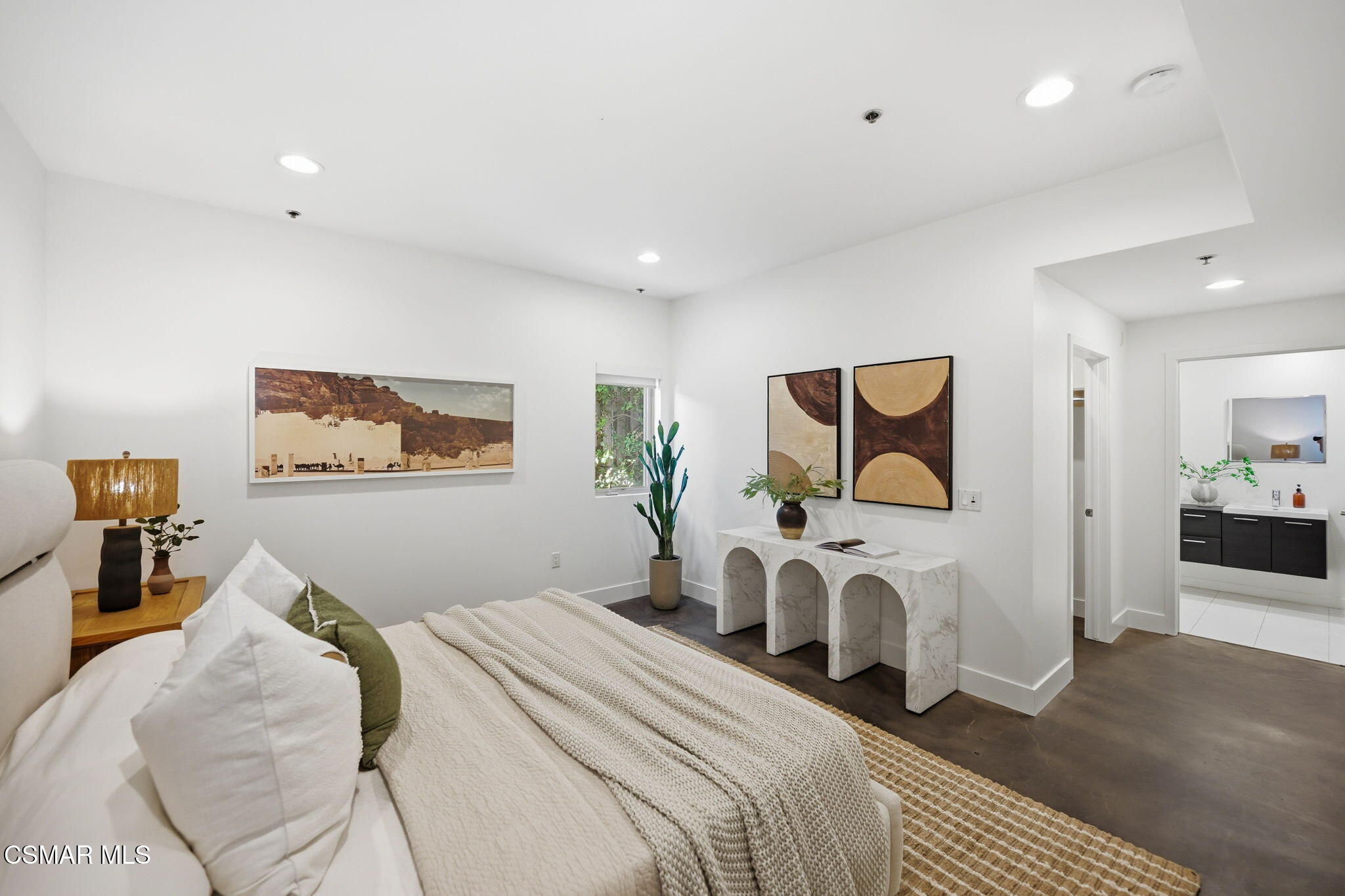 5016 Bakman Avenue, 104