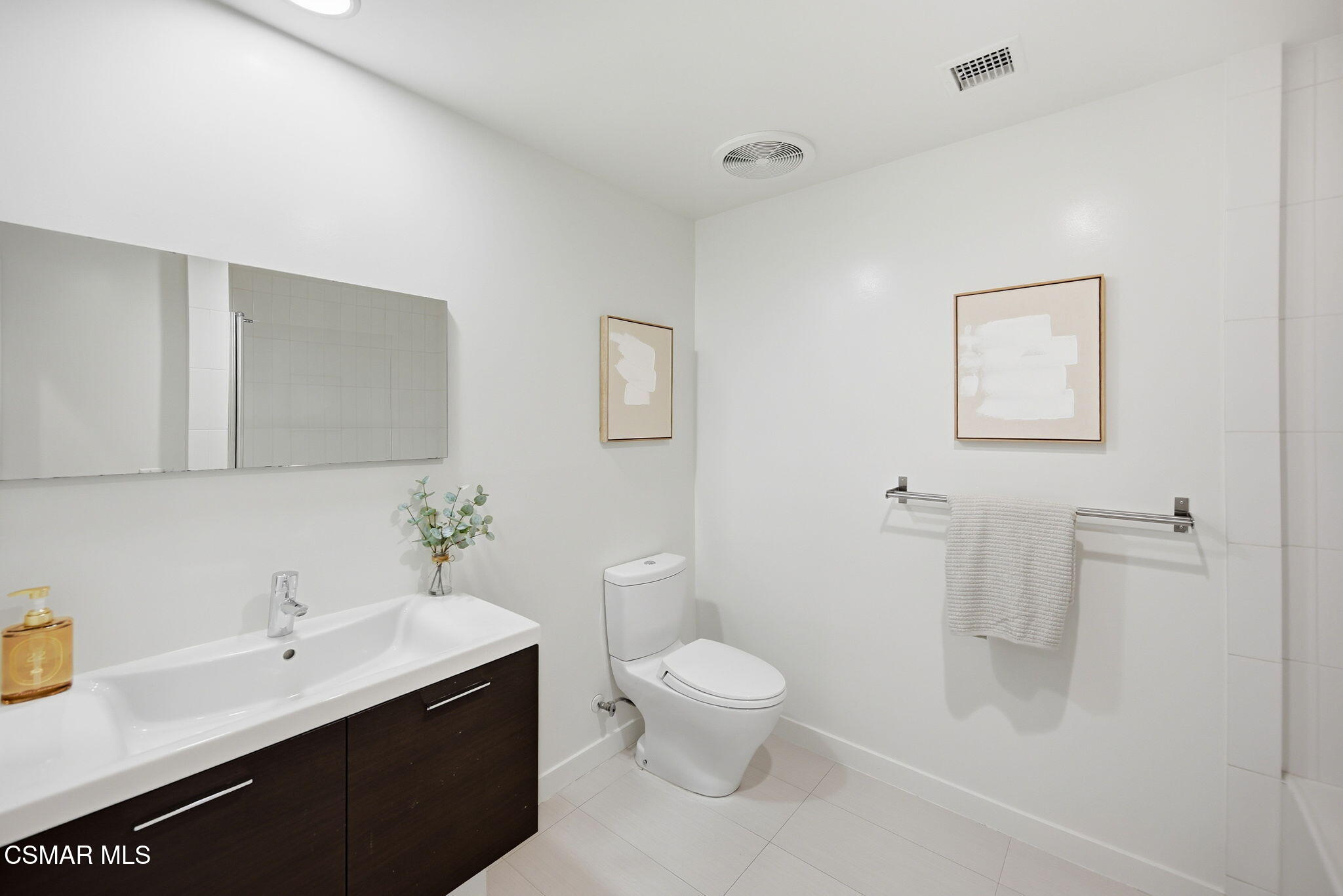 5016 Bakman Avenue, 104