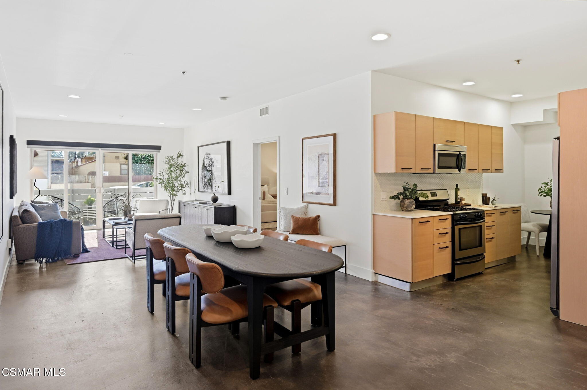 5016 Bakman Avenue, 104