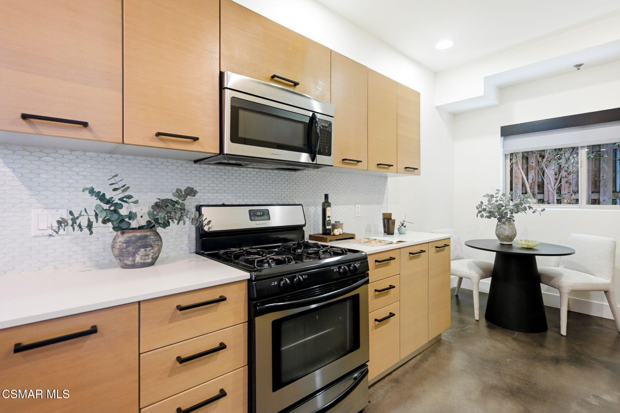 5016 Bakman Avenue, 104