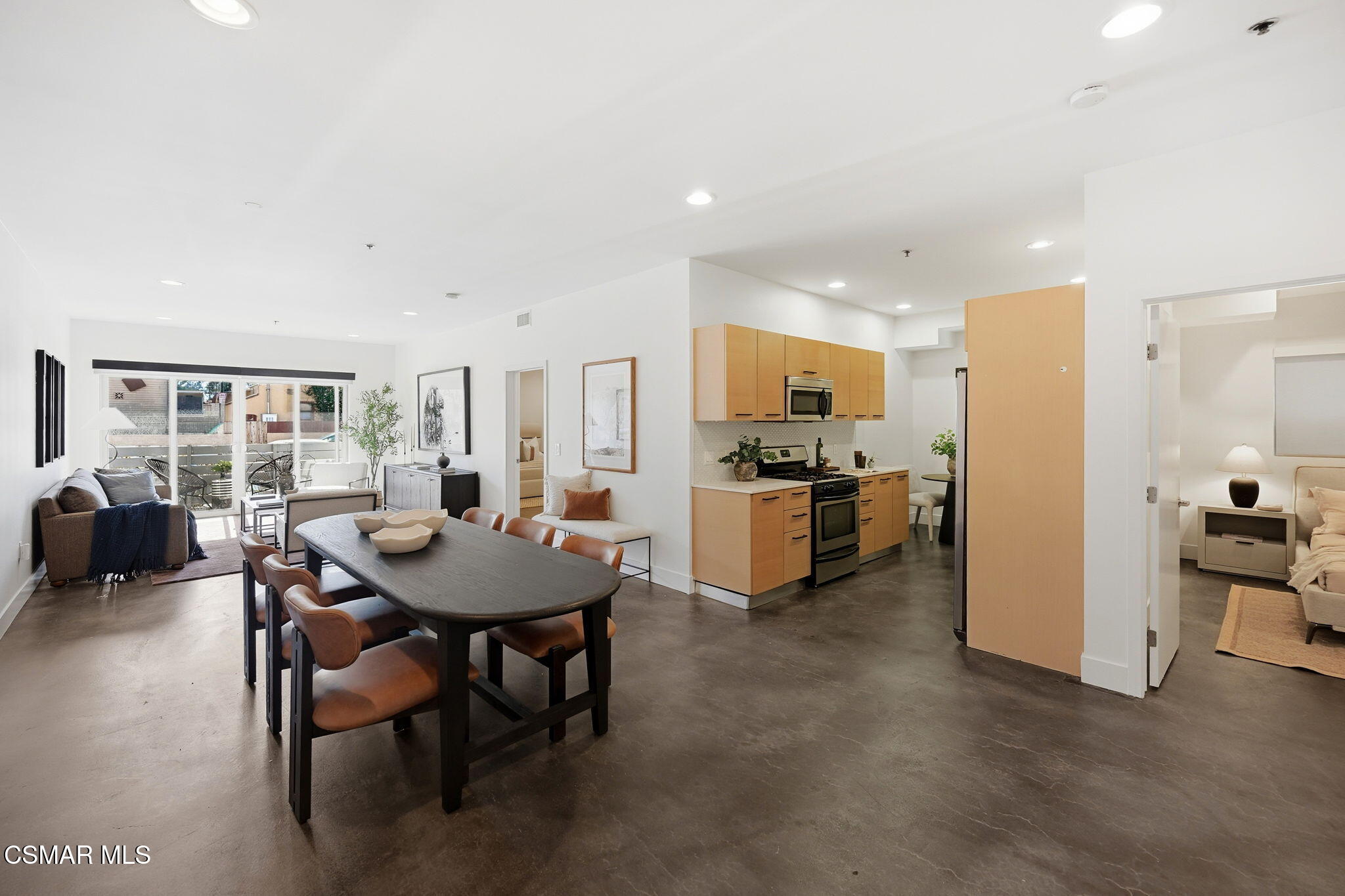 5016 Bakman Avenue, 104
