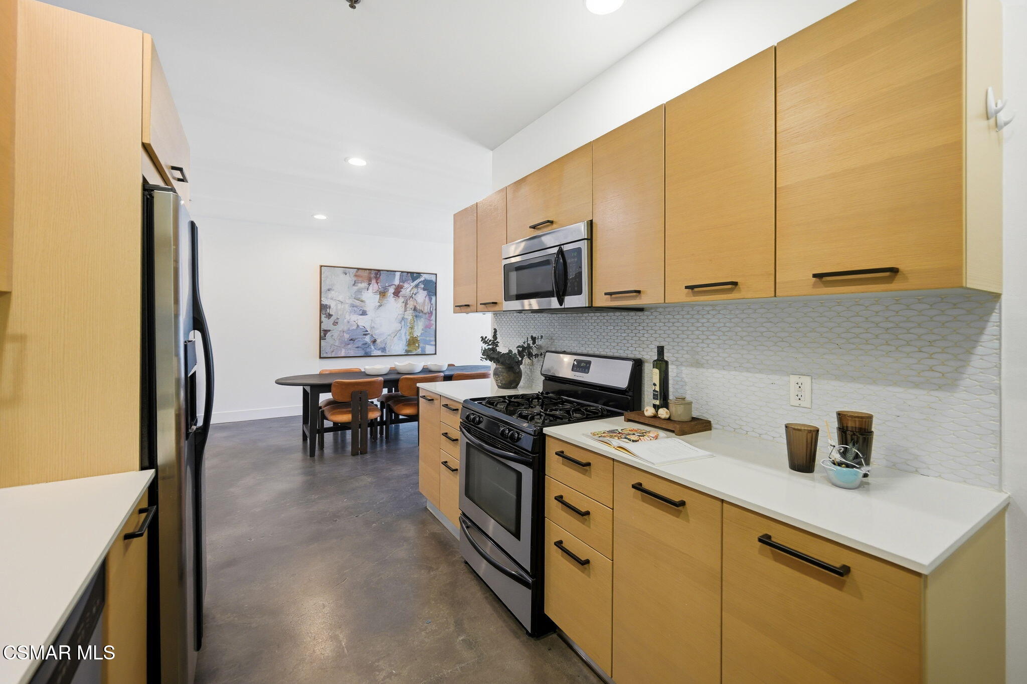 5016 Bakman Avenue, 104