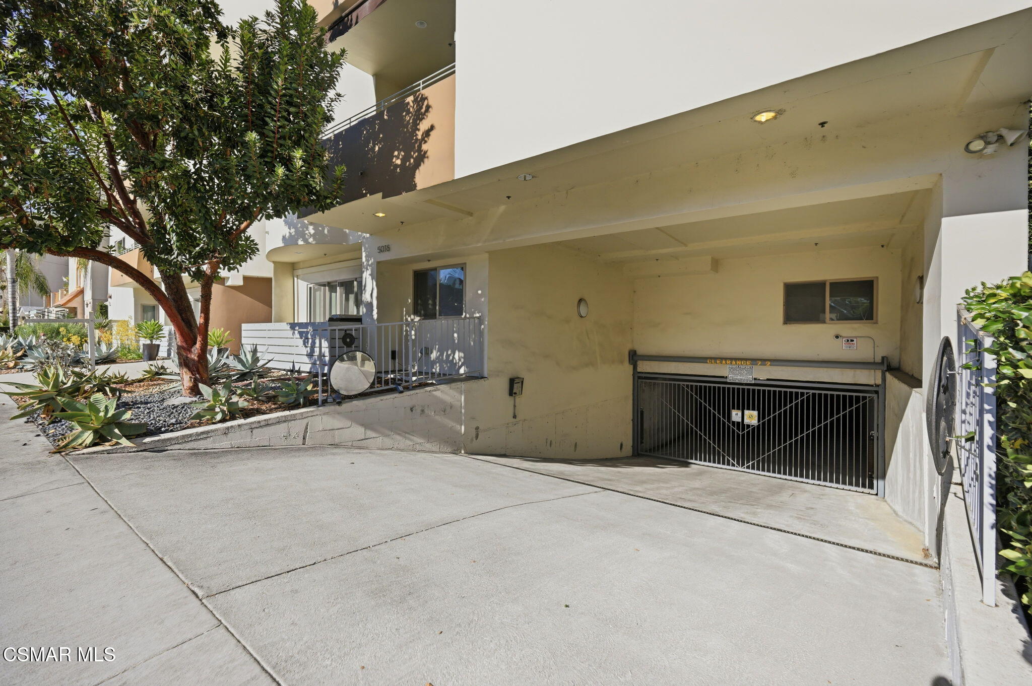 5016 Bakman Avenue, 104