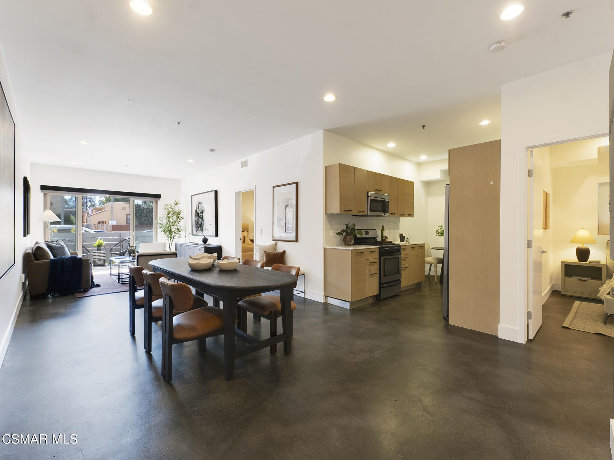 5016 Bakman Avenue, 104