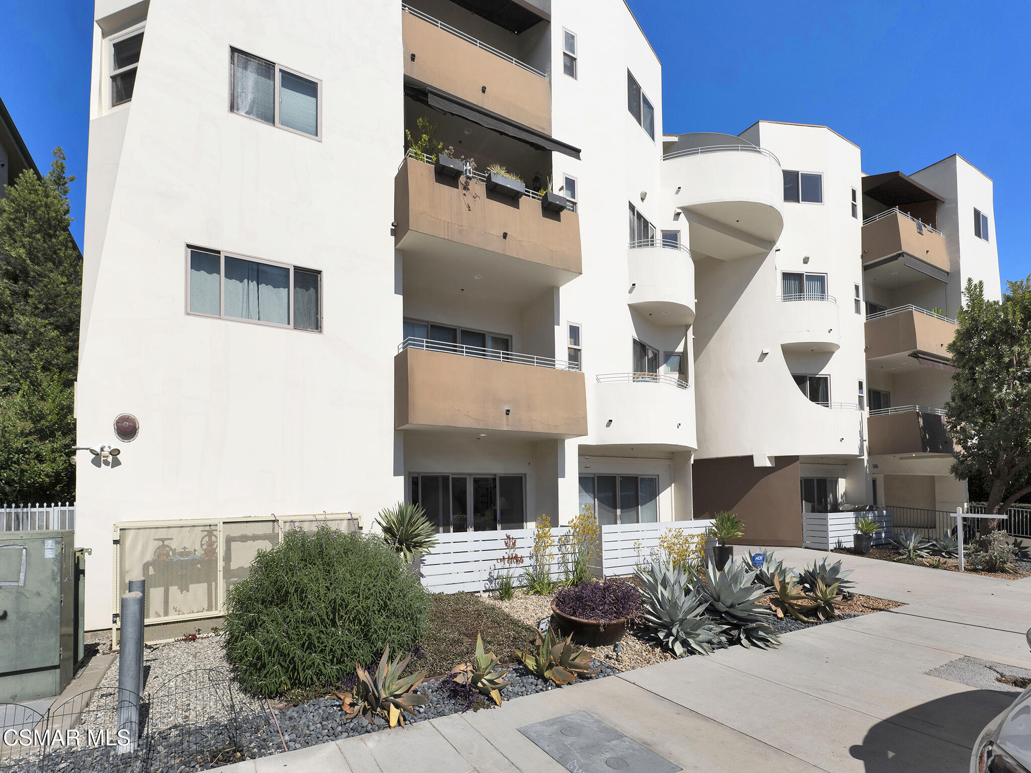 5016 Bakman Avenue, 104