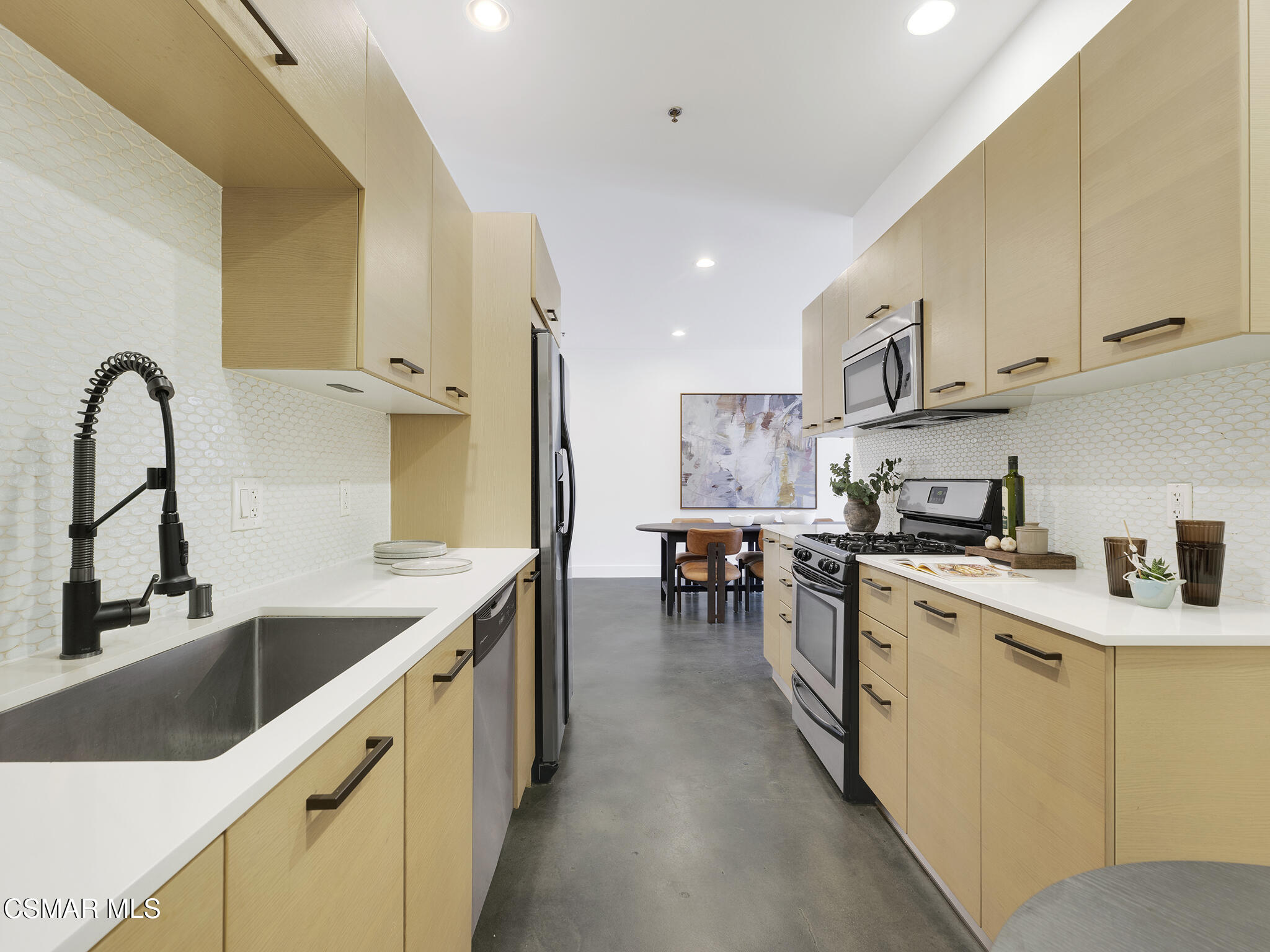 5016 Bakman Avenue, 104