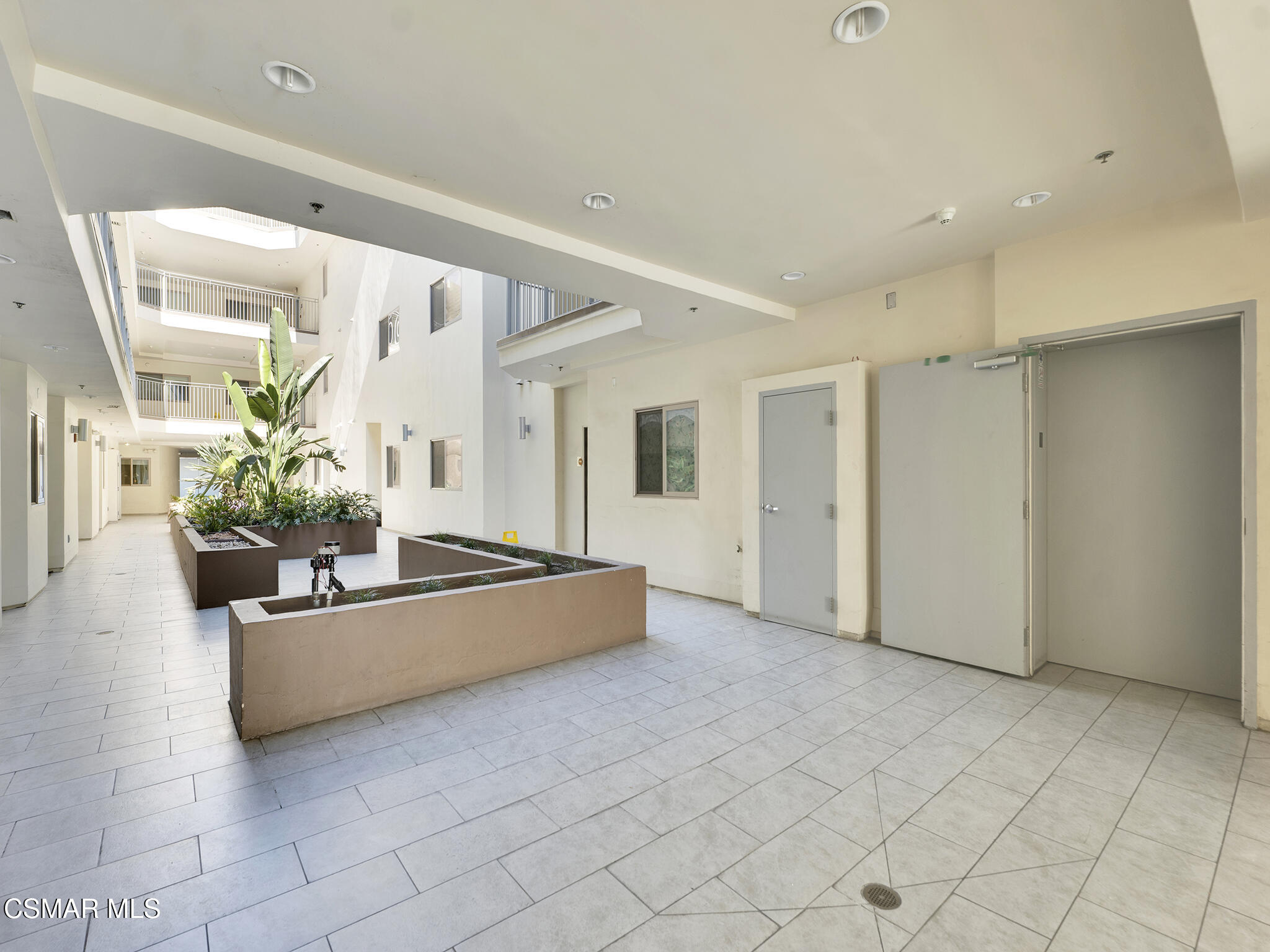 5016 Bakman Avenue, 104