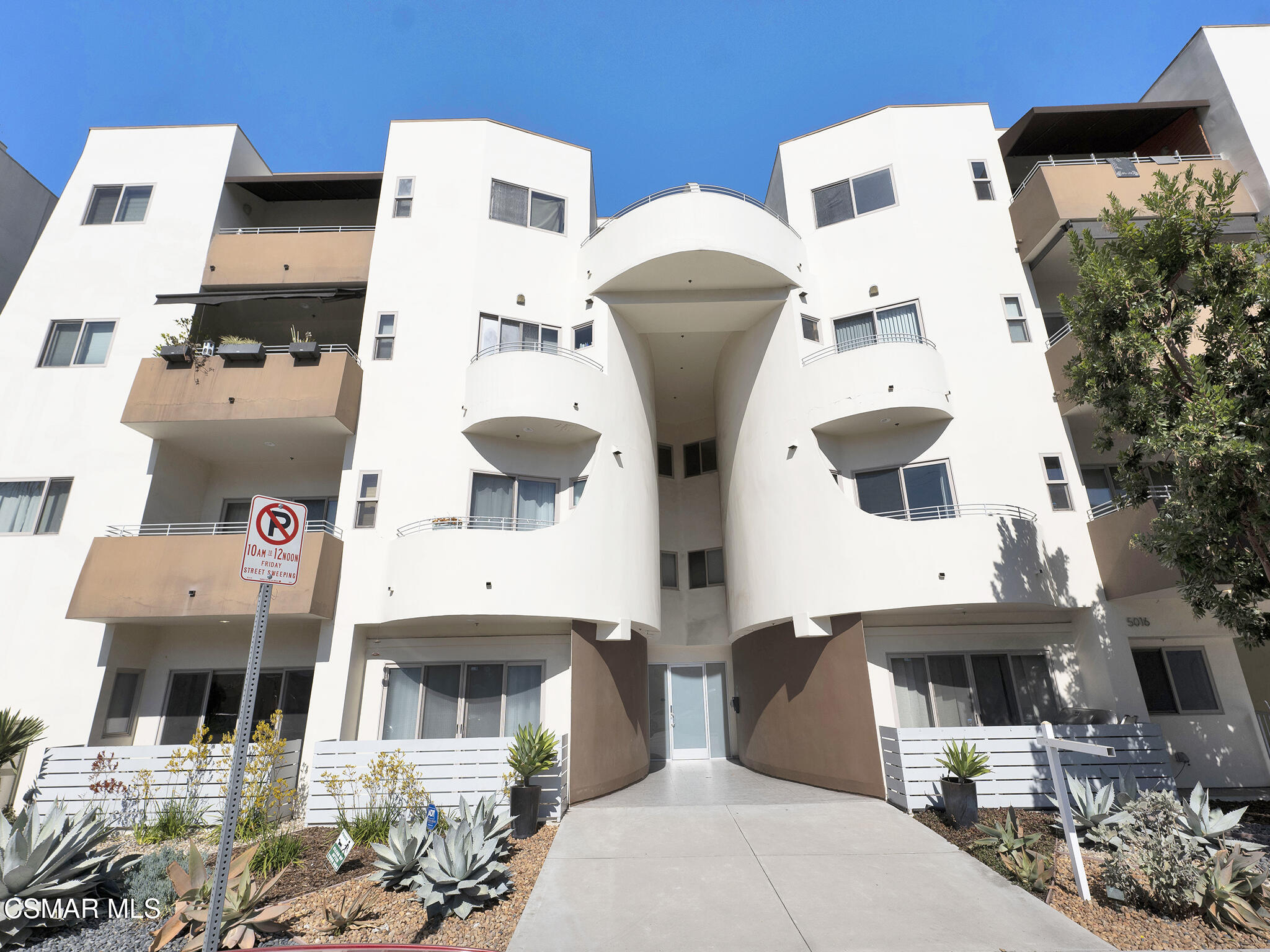 5016 Bakman Avenue, 104