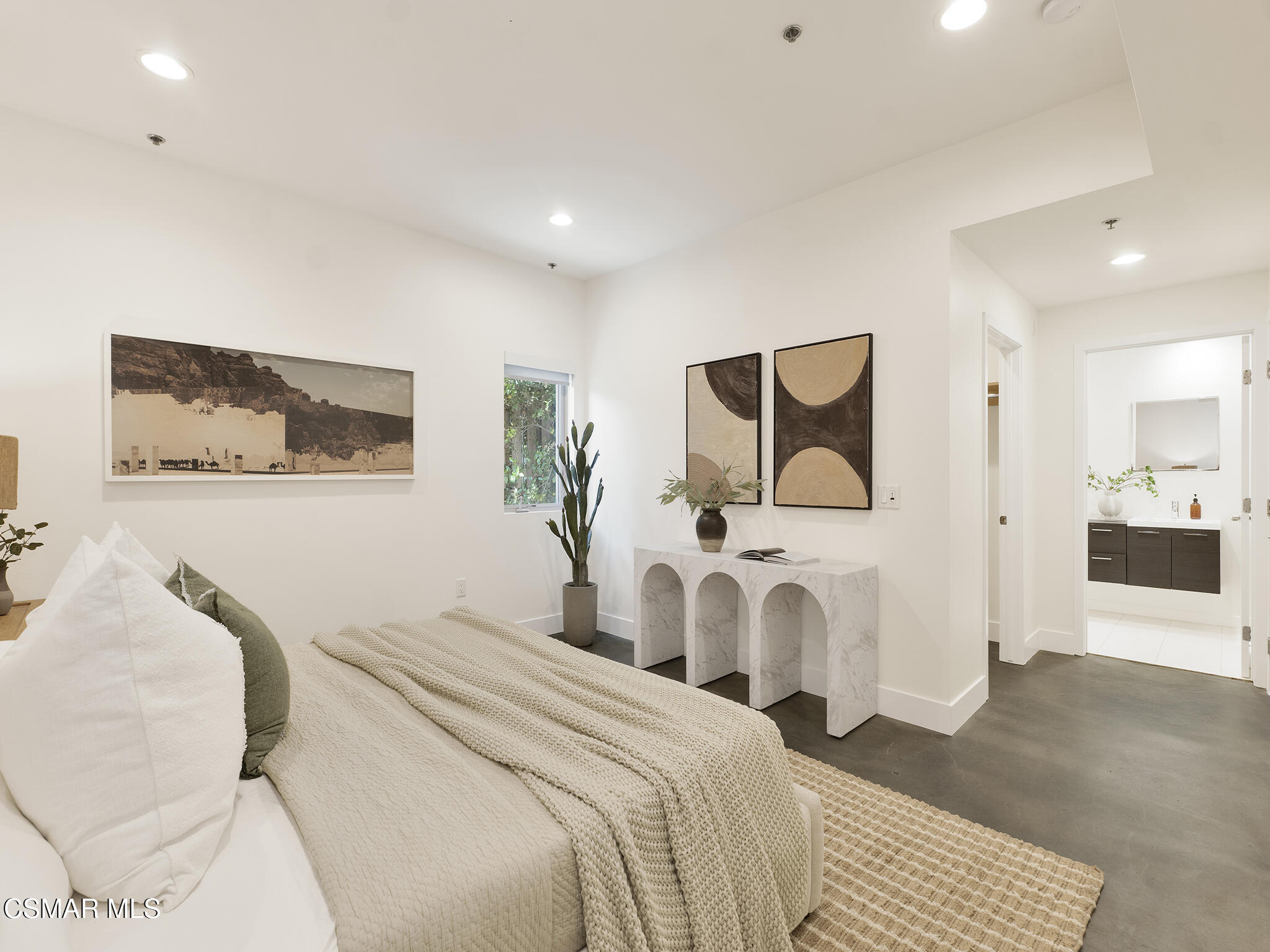 5016 Bakman Avenue, 104