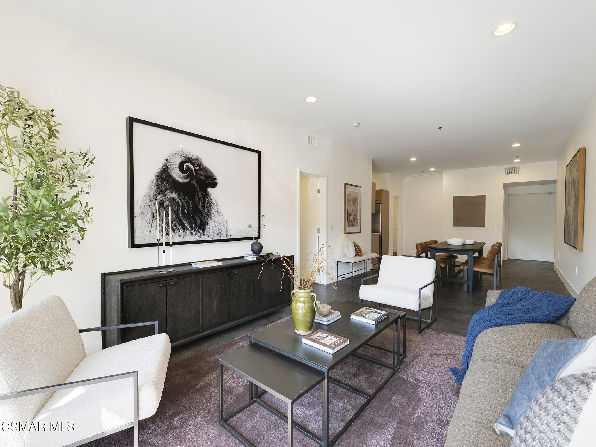 5016 Bakman Avenue, 104