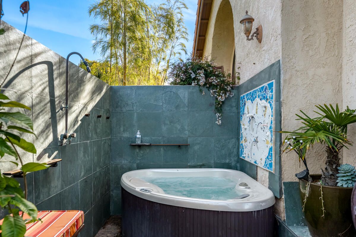 555 Camino De La Aldea