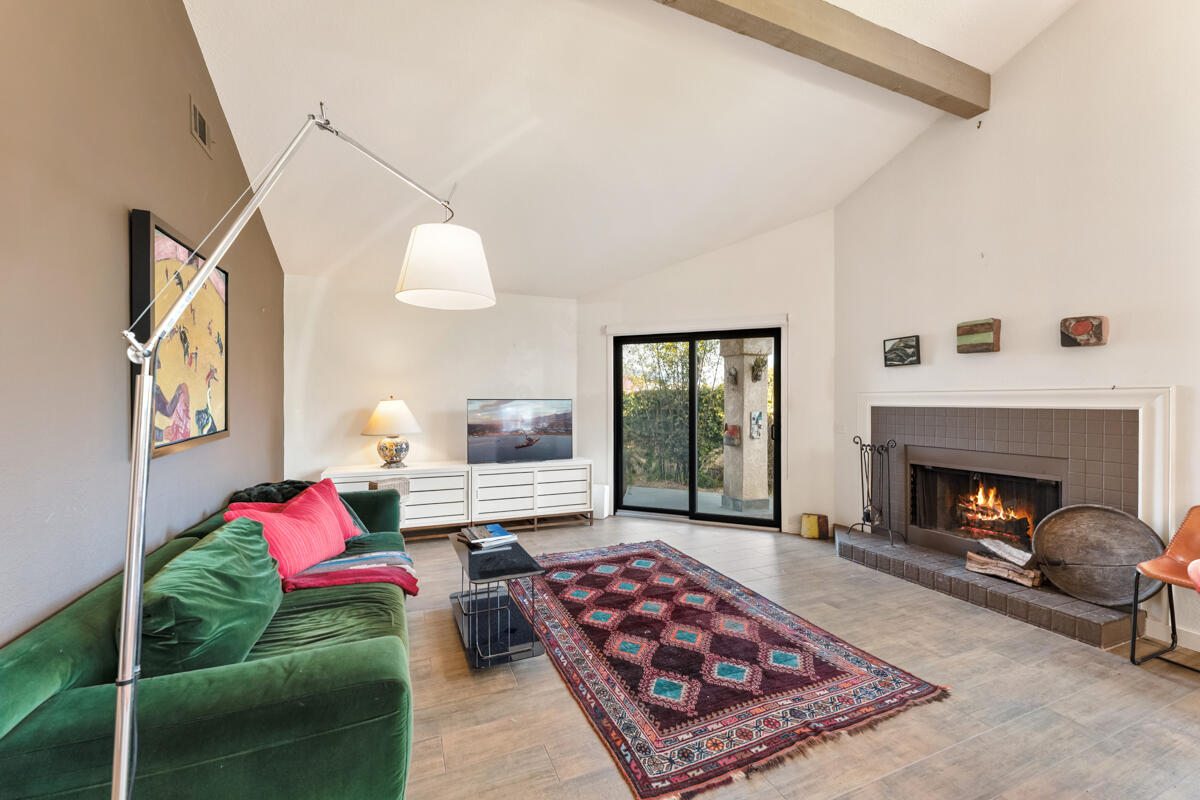 555 Camino De La Aldea