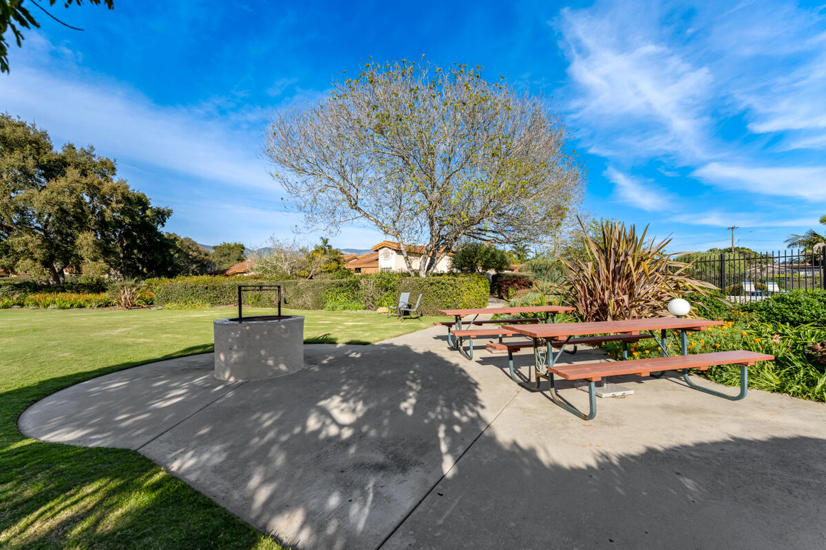 555 Camino De La Aldea