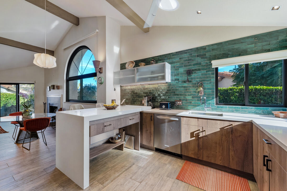 555 Camino De La Aldea