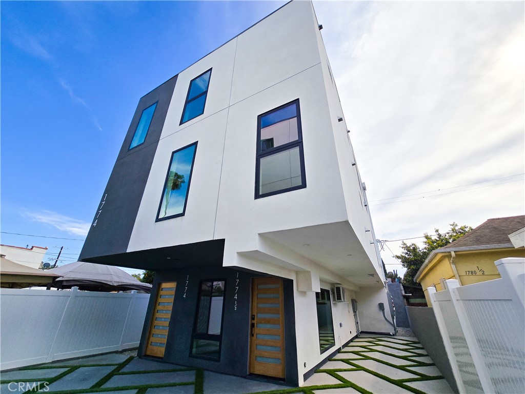 1774 1/2 W 37th Place