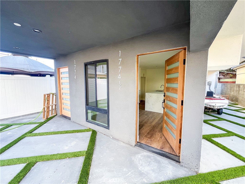 1774 1/2 W 37th Place