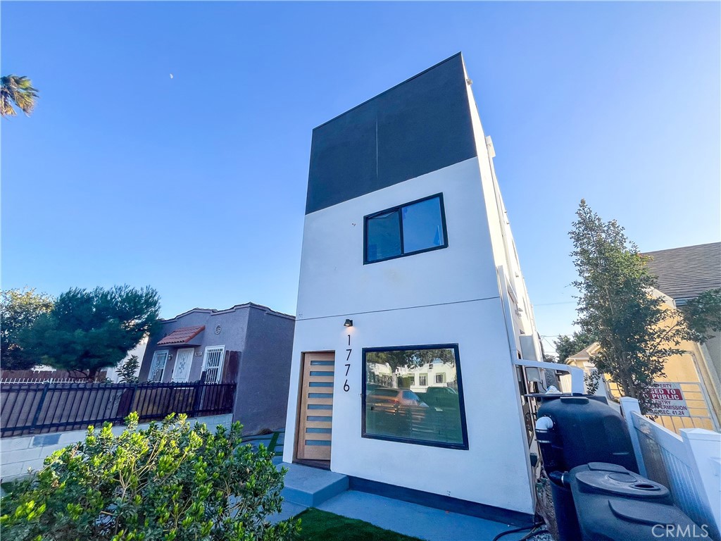 1776 W 37th Place