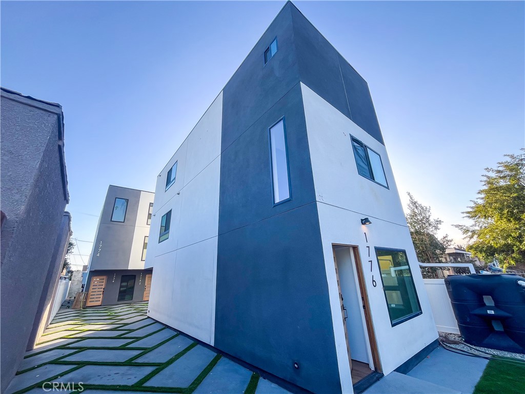 1776 W 37th Place