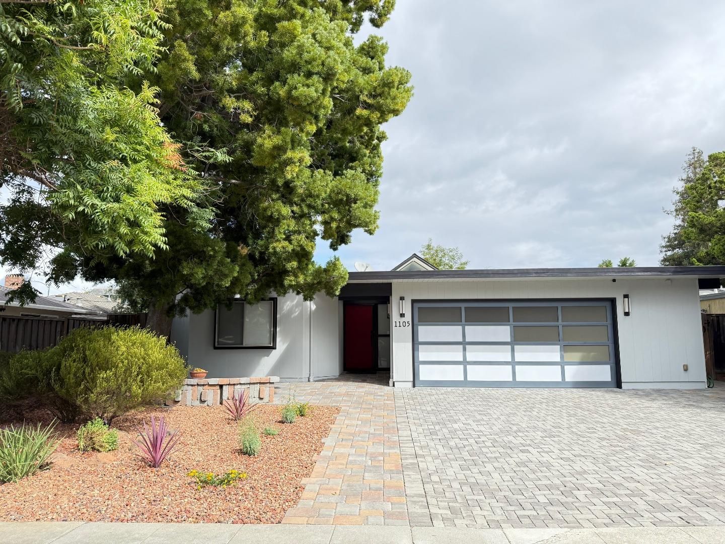 1105 Lorne Way