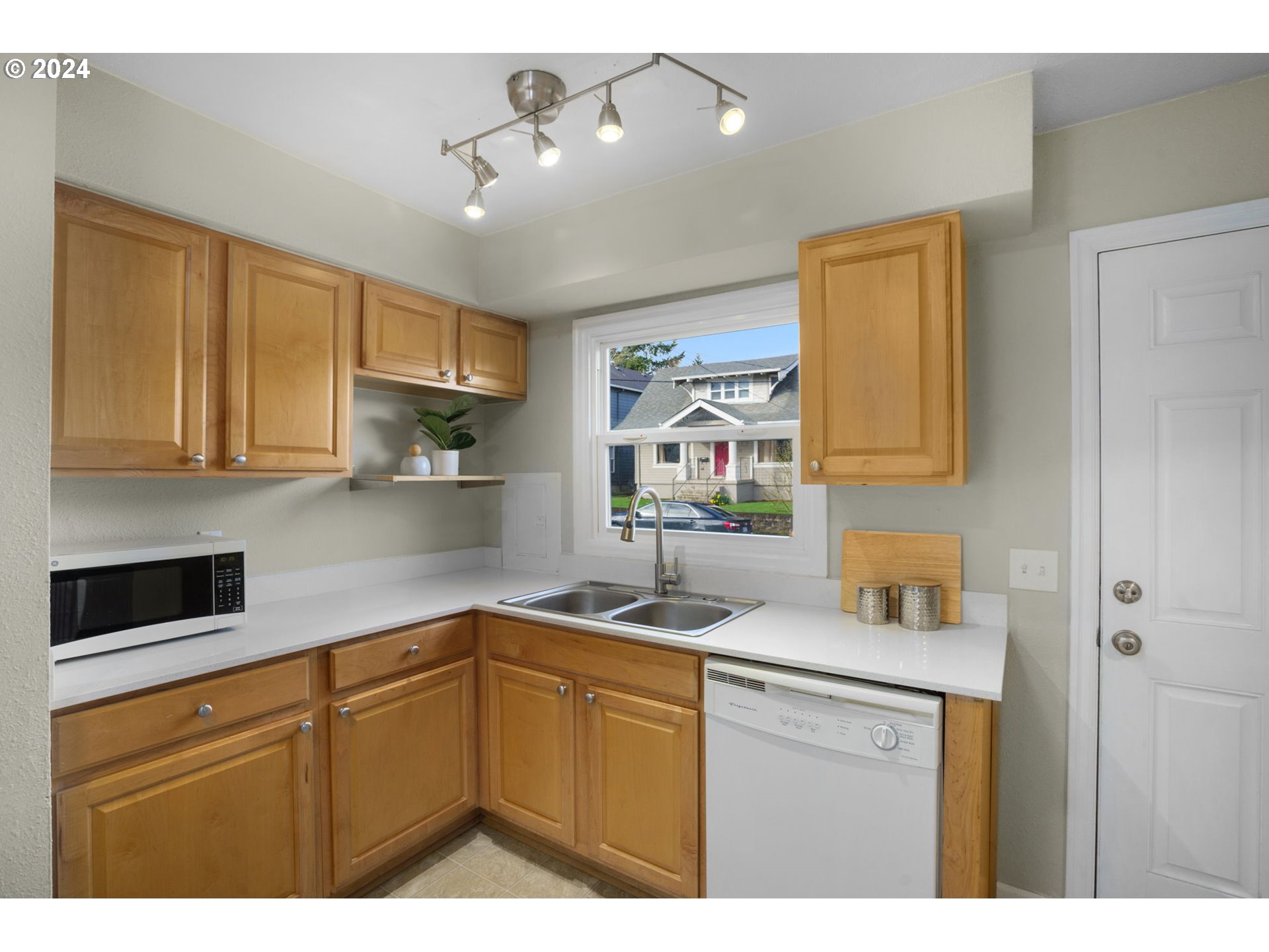 2530 NE KILLINGSWORTH ST 3