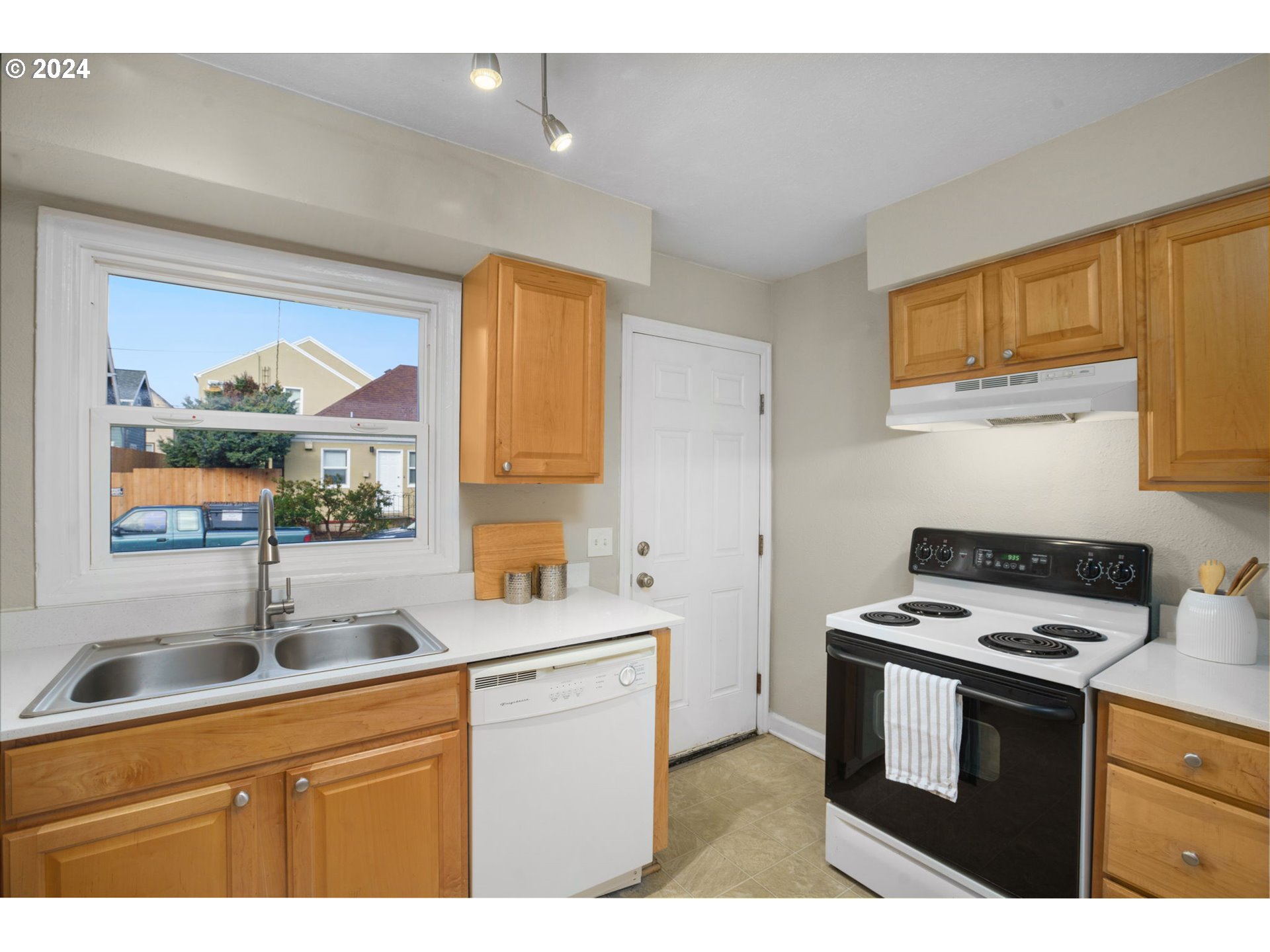 2530 NE KILLINGSWORTH ST 3