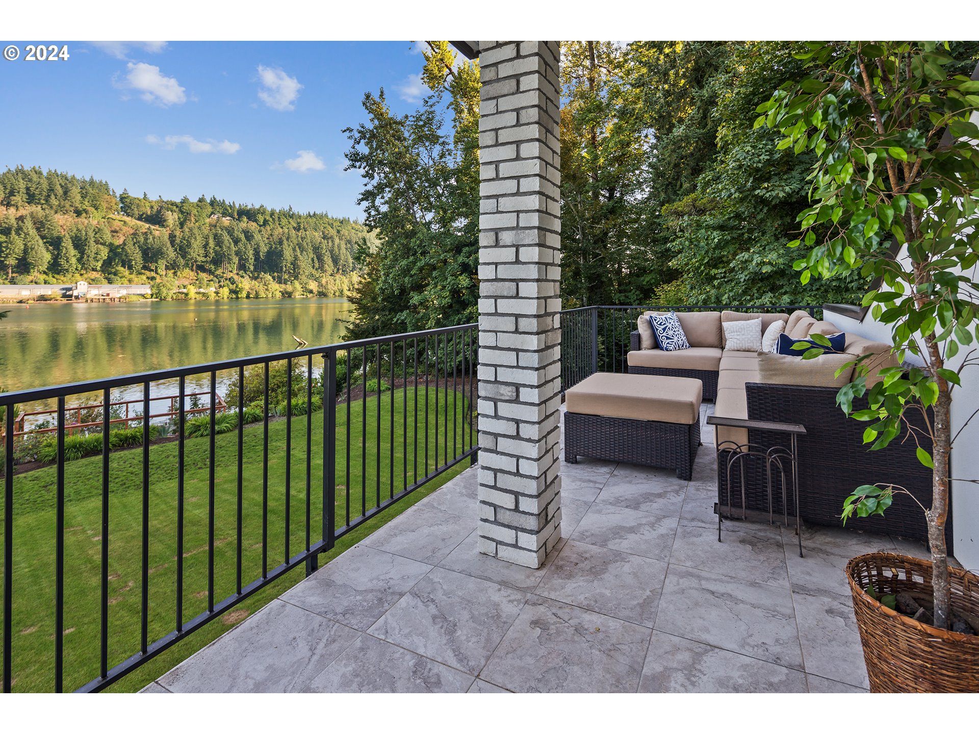 24220 SW PETES MOUNTAIN RD