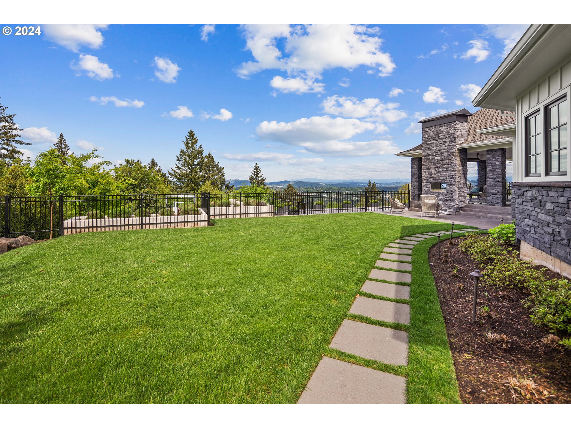 1475 SKYLAND DR