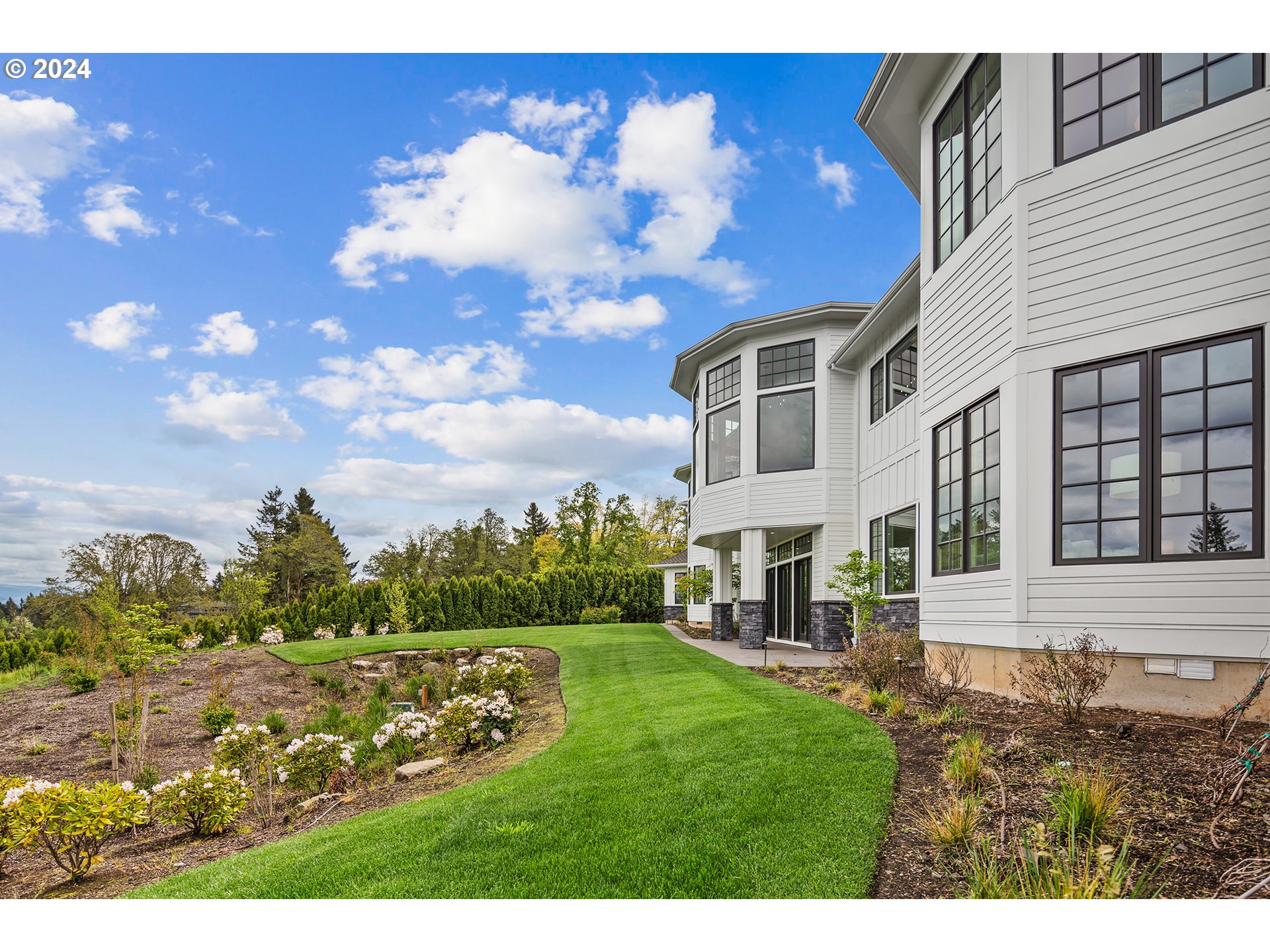 1475 SKYLAND DR