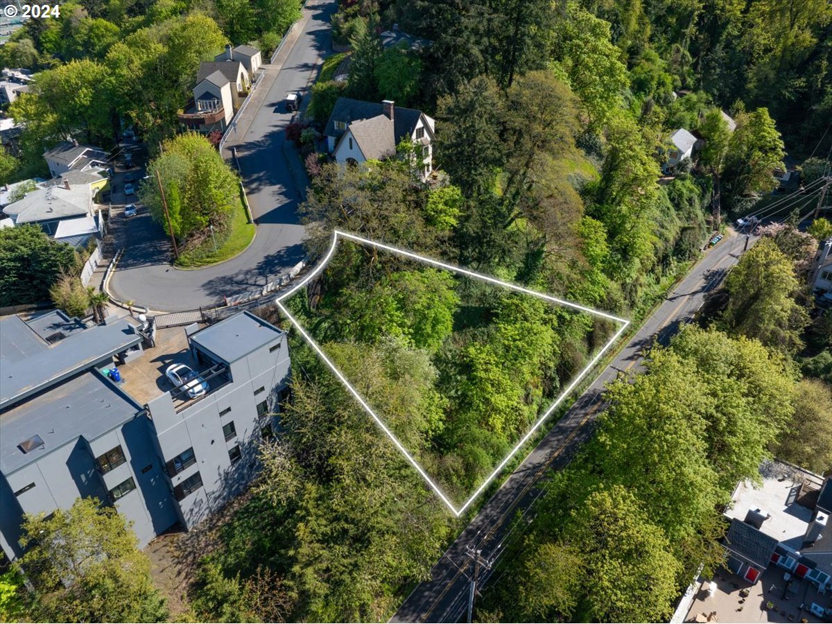 1557 SW UPPER HALL ST