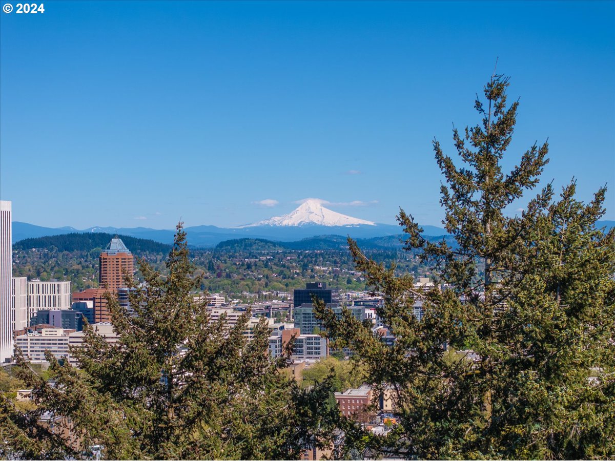 1557 SW UPPER HALL ST