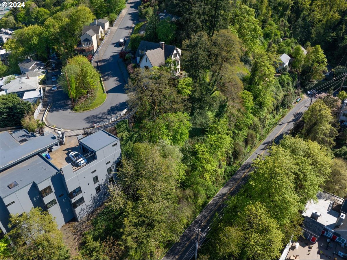 1557 SW UPPER HALL ST