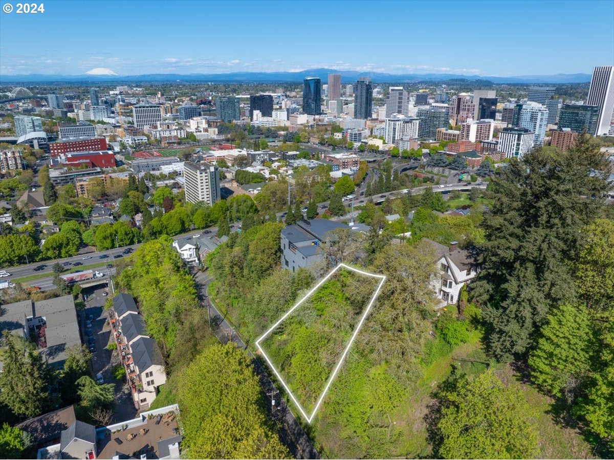 1557 SW UPPER HALL ST