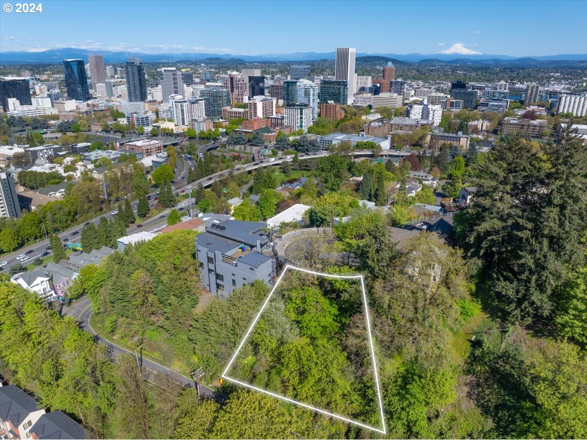 1557 SW UPPER HALL ST