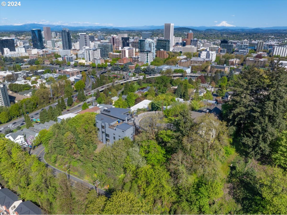 1557 SW UPPER HALL ST