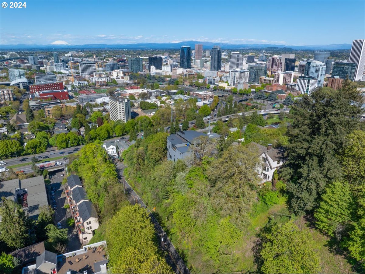 1557 SW UPPER HALL ST