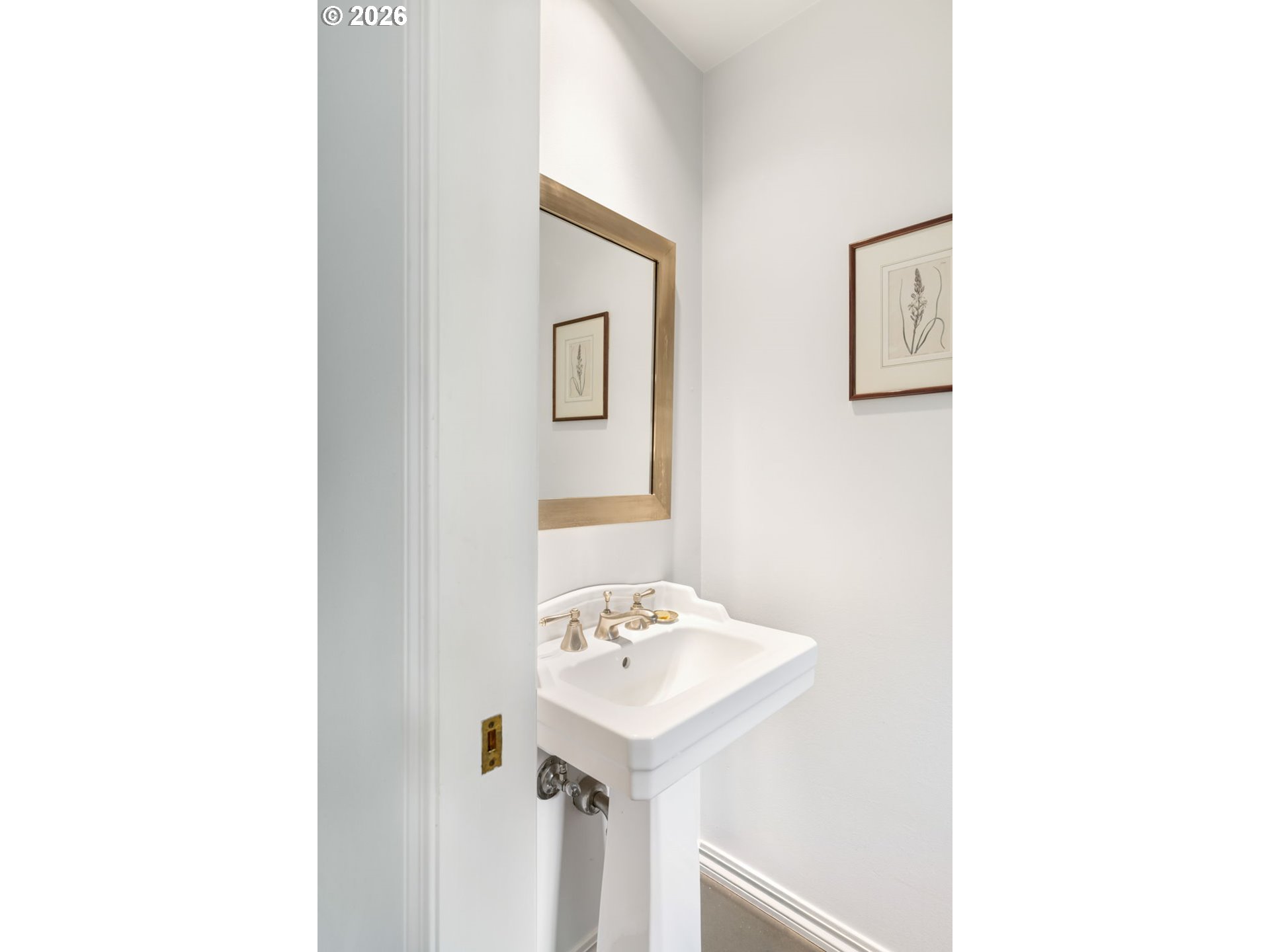 1537 S AVENTINE CT