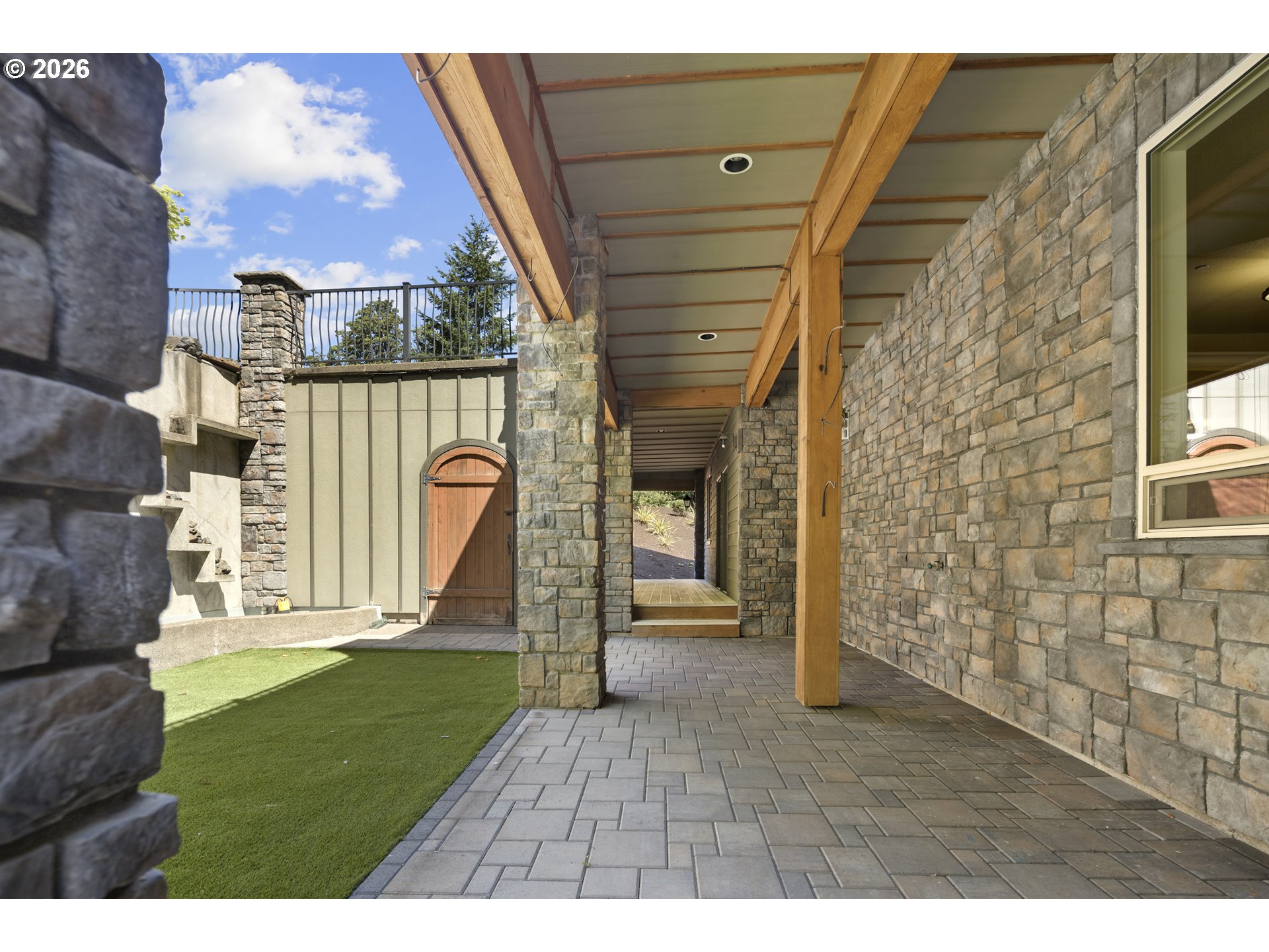 1048 NW ELOISE LN