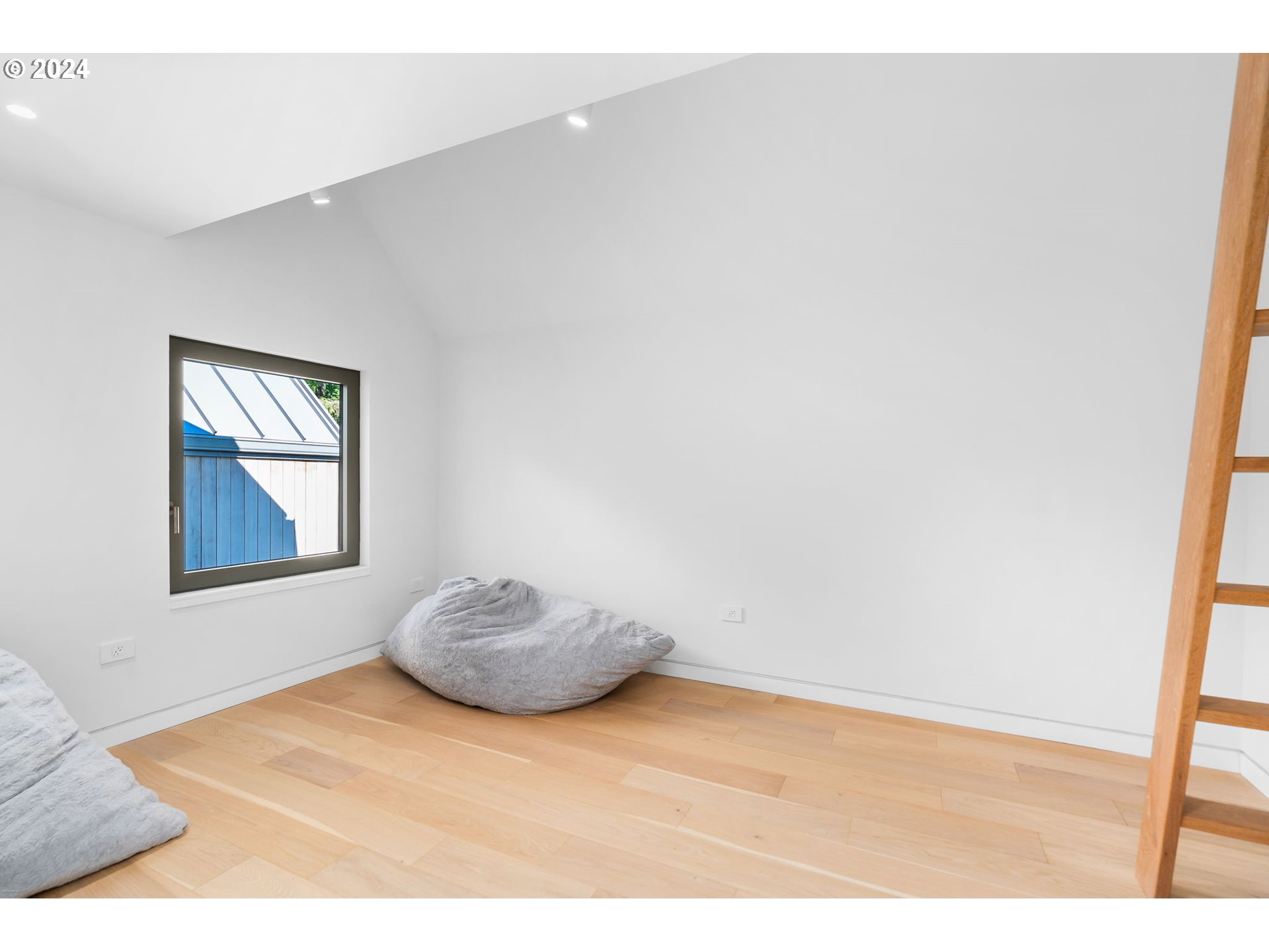 948 S PALATINE HILL RD