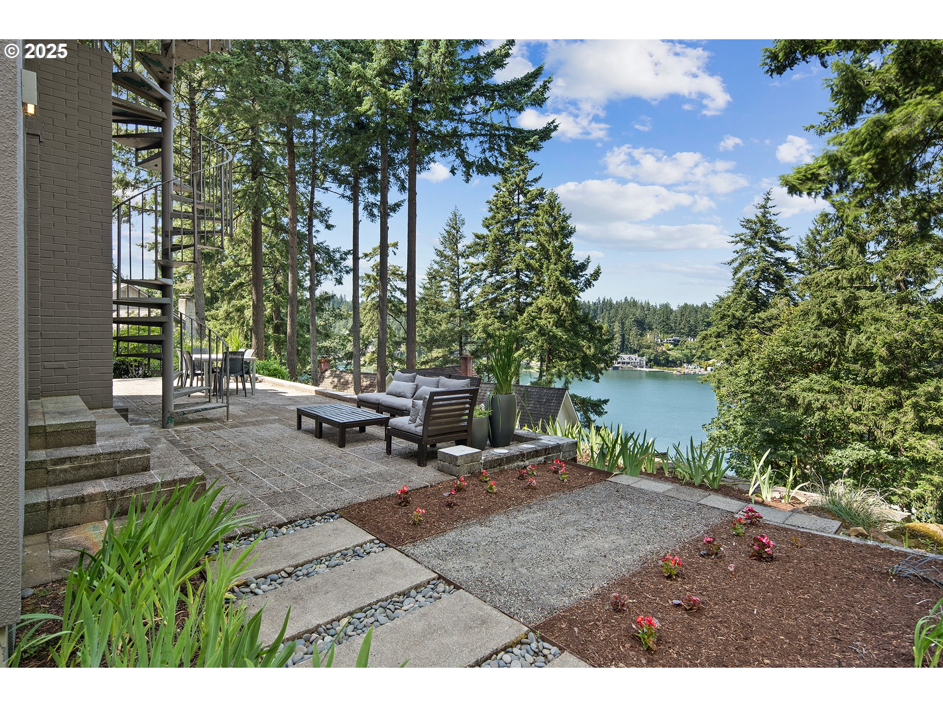 693 TERRACE DR