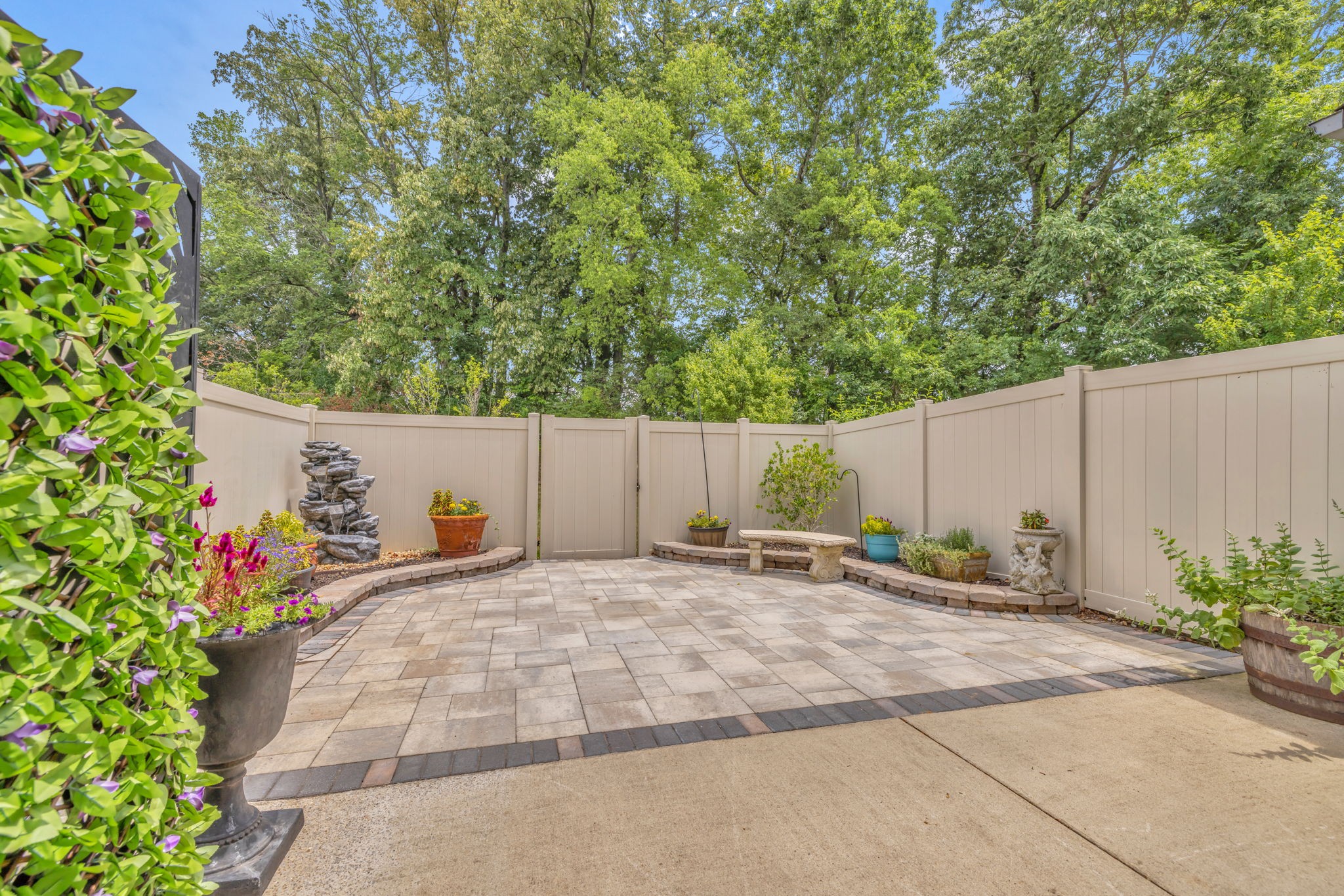 2569 Wellesley Square Dr