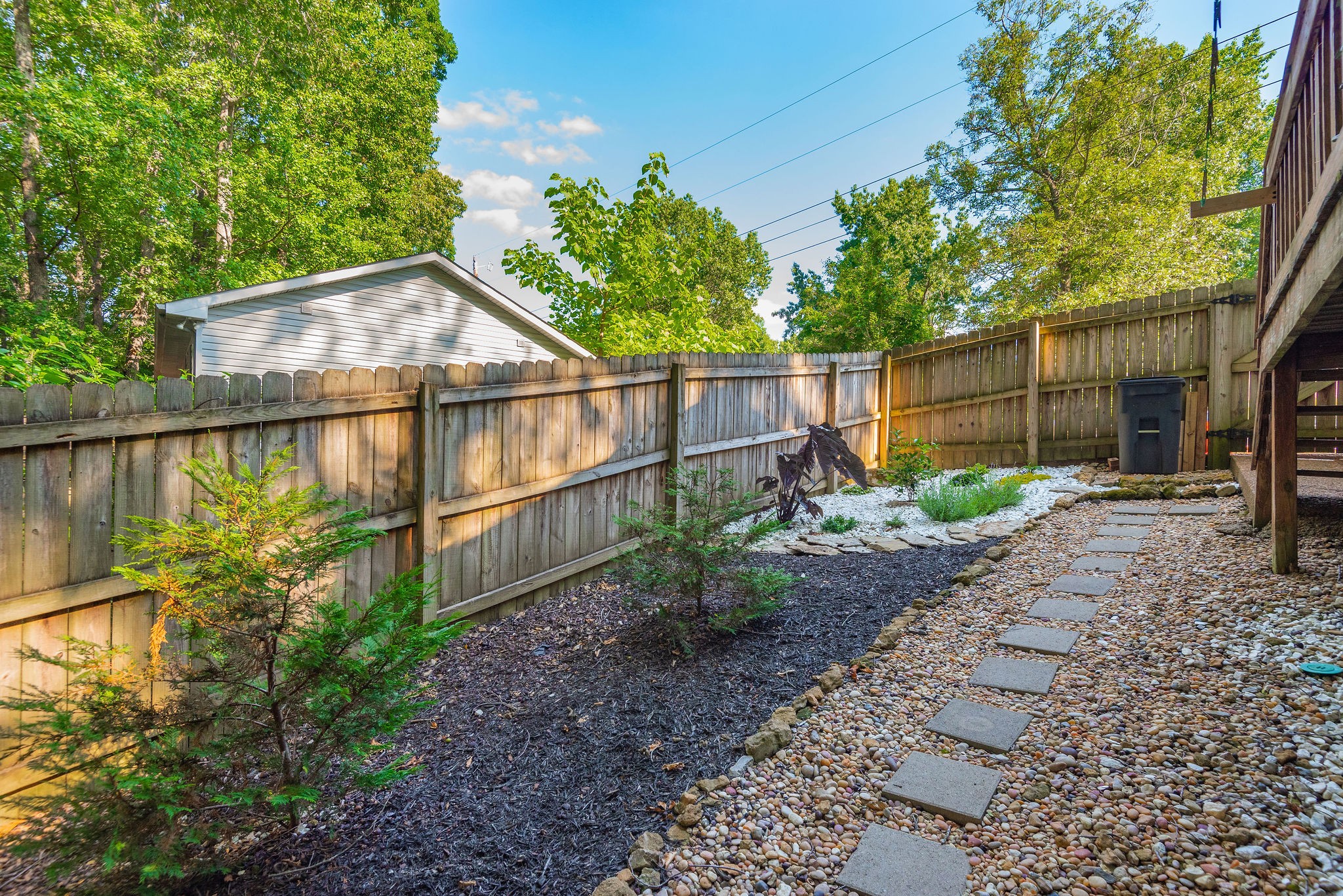 1037 Hollis Ln