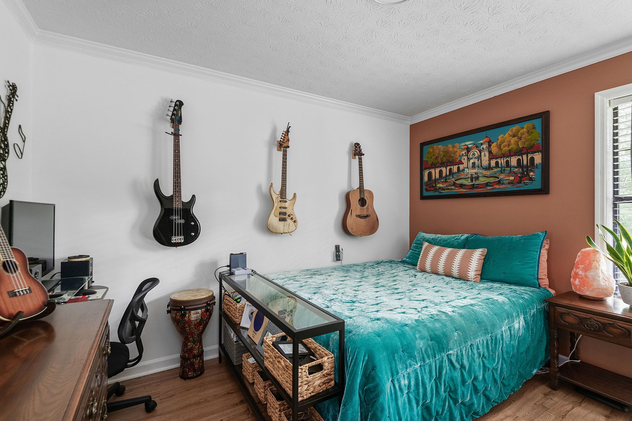 1037 Hollis Ln