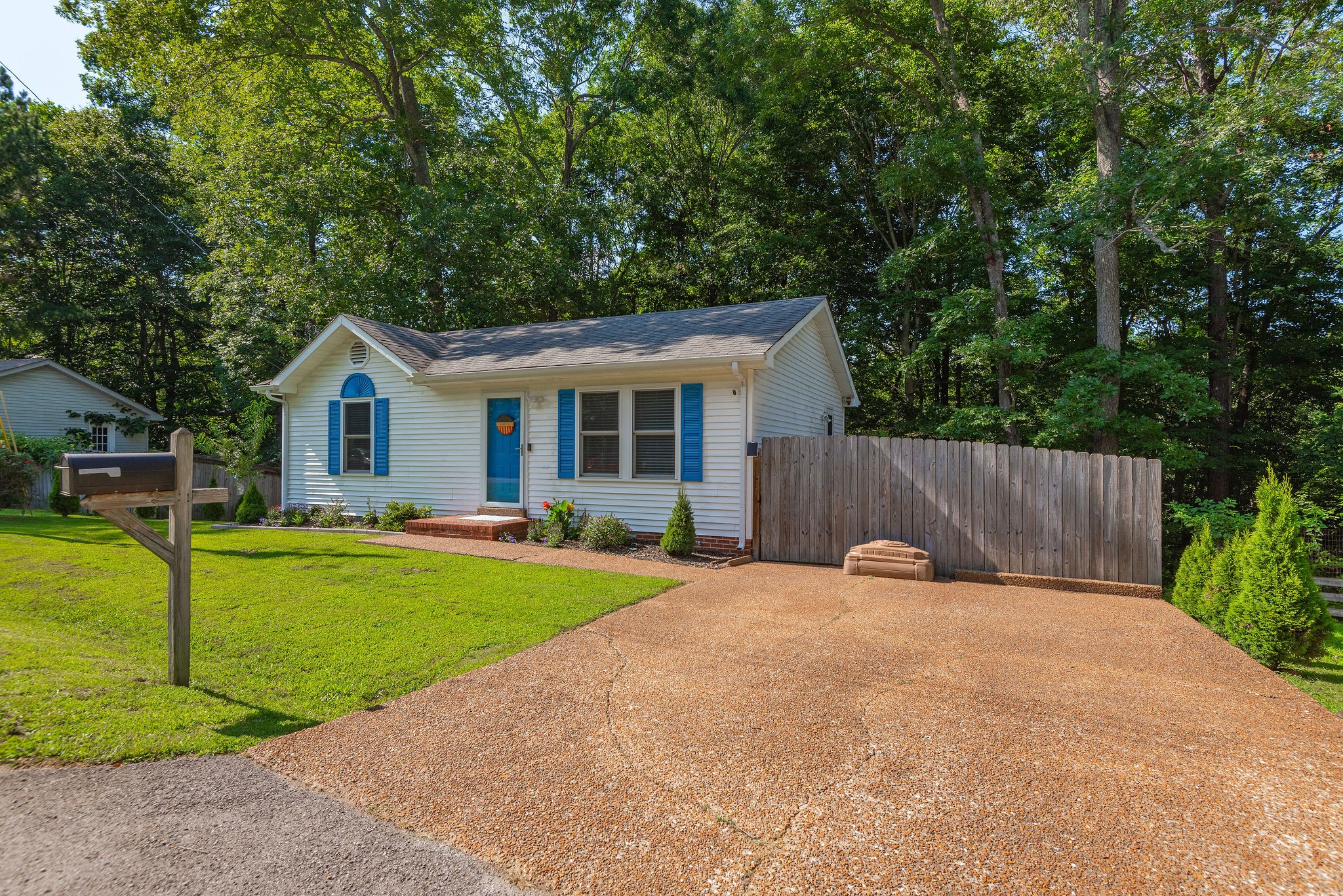 1037 Hollis Ln